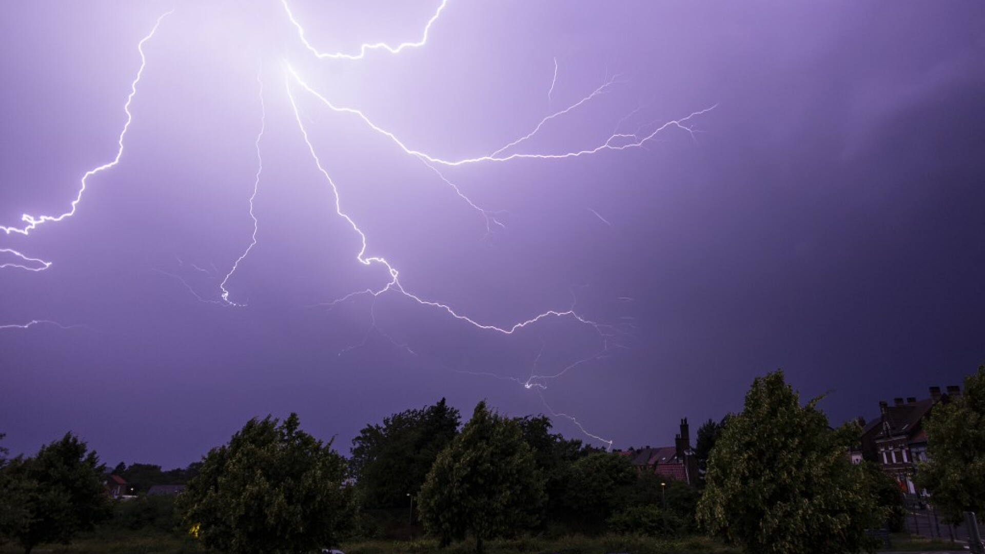 Cod galben de furtuni în Capitală. Sunt așteptate ploi torențiale, vânt și descărcări electrice