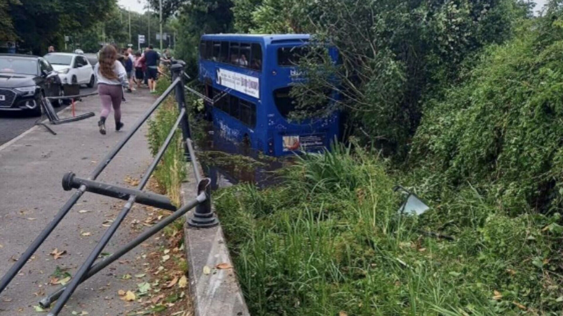 Momentul în care mai mulți elevi au strigat „o să murim” înainte ca autobuzul să se prăbușească într-un râu. VIDEO