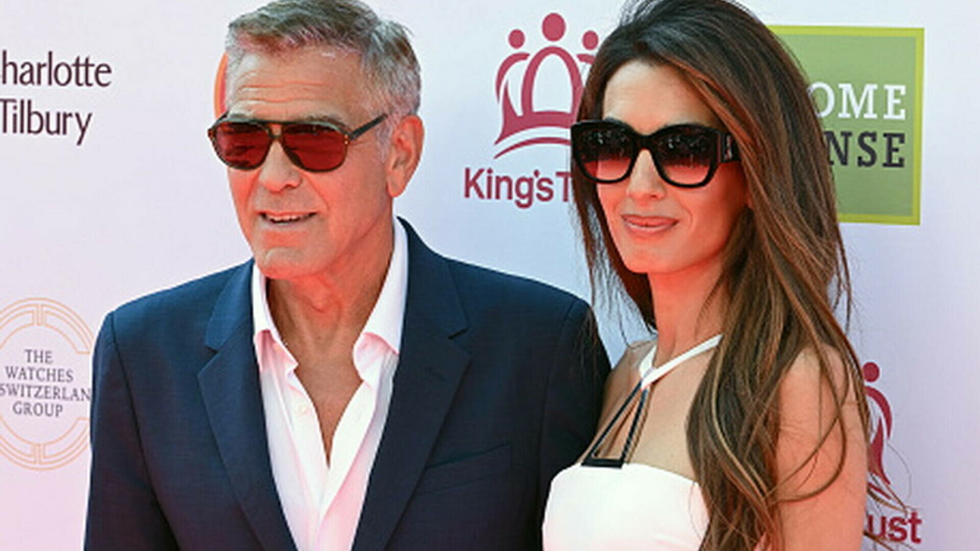 George și Amal Clooney, apariție de senzație pe covorul roșu, în Londra. Actorul de 64 de ani a revenit la părul grizonat