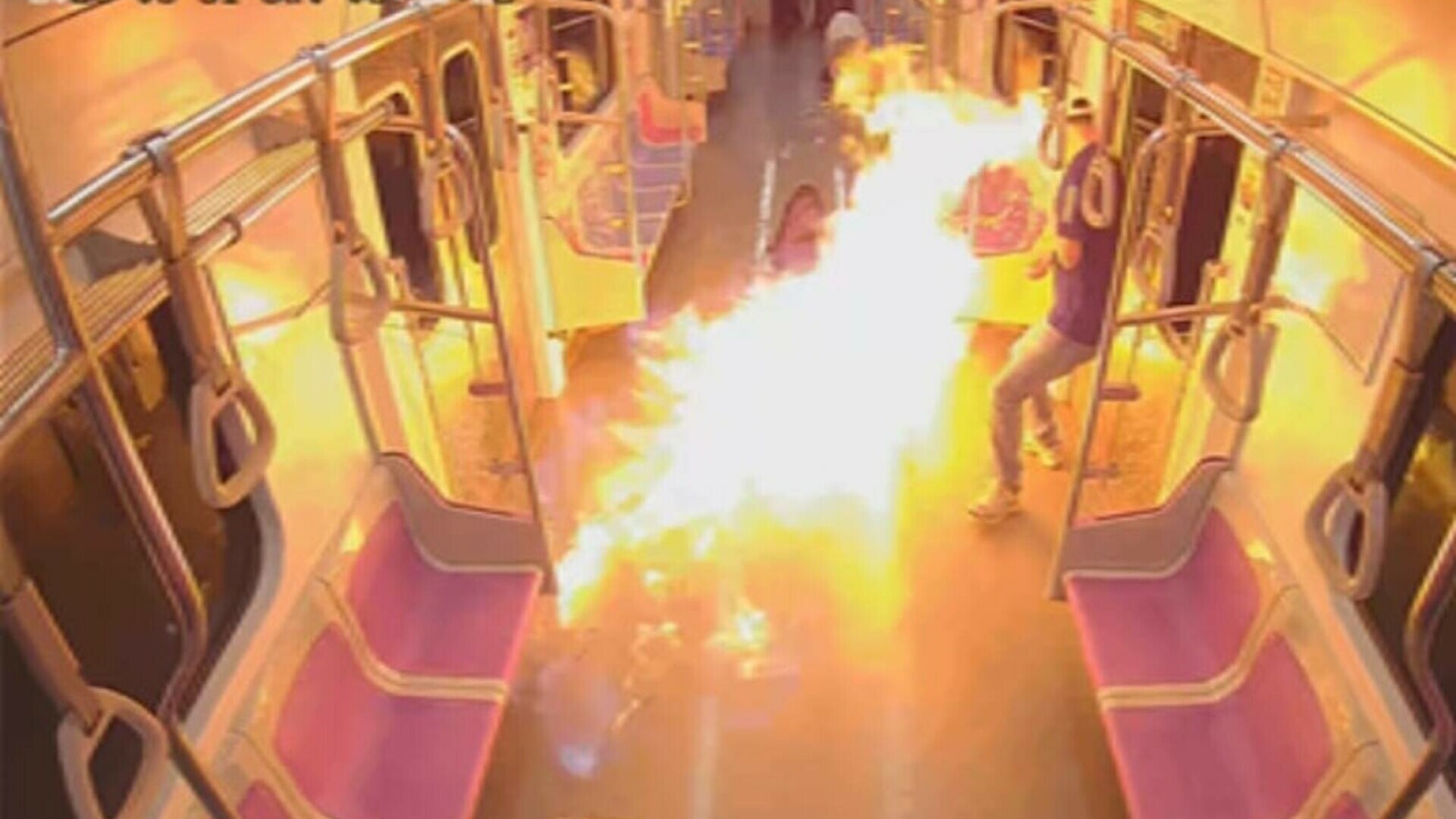 Momentul în care un bărbat aruncă benzină și dă foc unui vagon de metrou din Seul. 21 de persoane au ajuns la spital | VIDEO