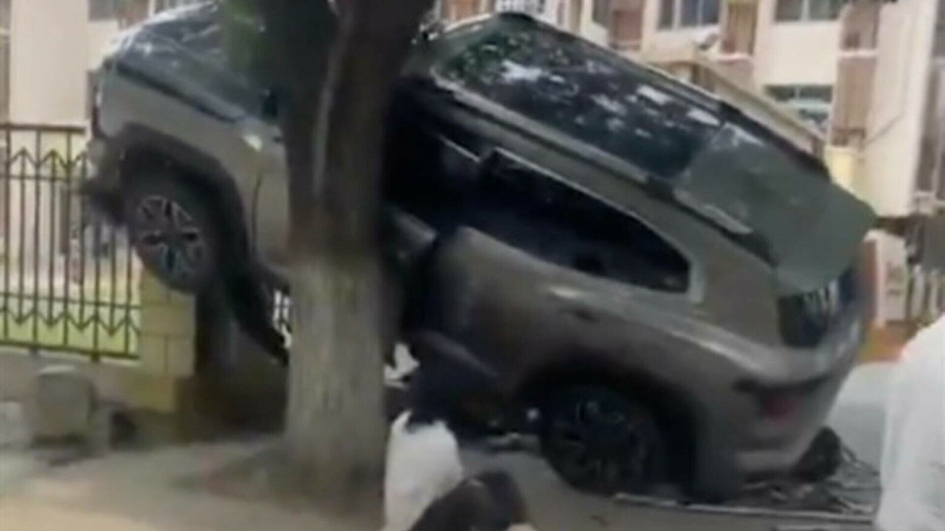 Un bărbat a intrat cu SUV-ul în mai mulți pietoni, lângă o școală din Beijing. A ajuns cu mașina pe un gard. VIDEO