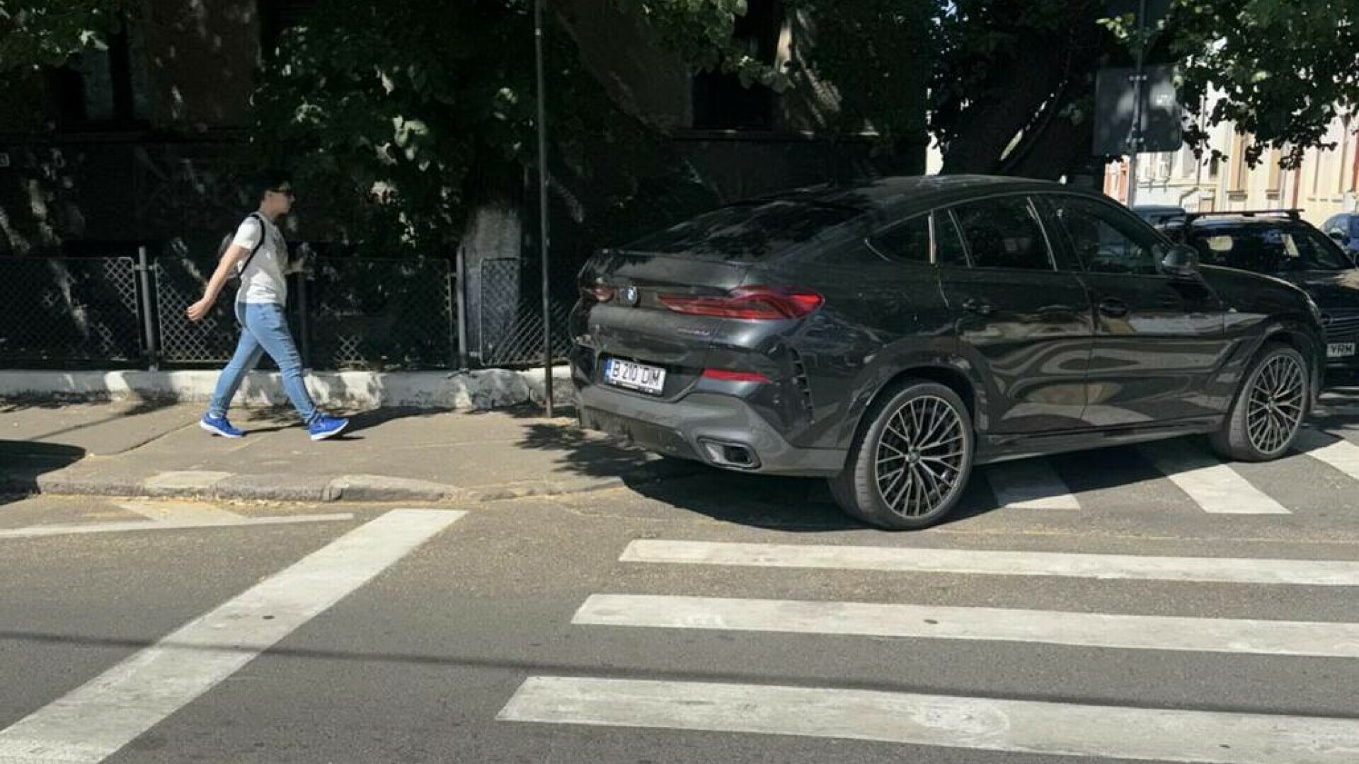 ”Rafinament” greu de egalat: BMW parcat pe două treceri de pietoni, în Sectorul 1. ”E vacanța mare la Poliția Locală”