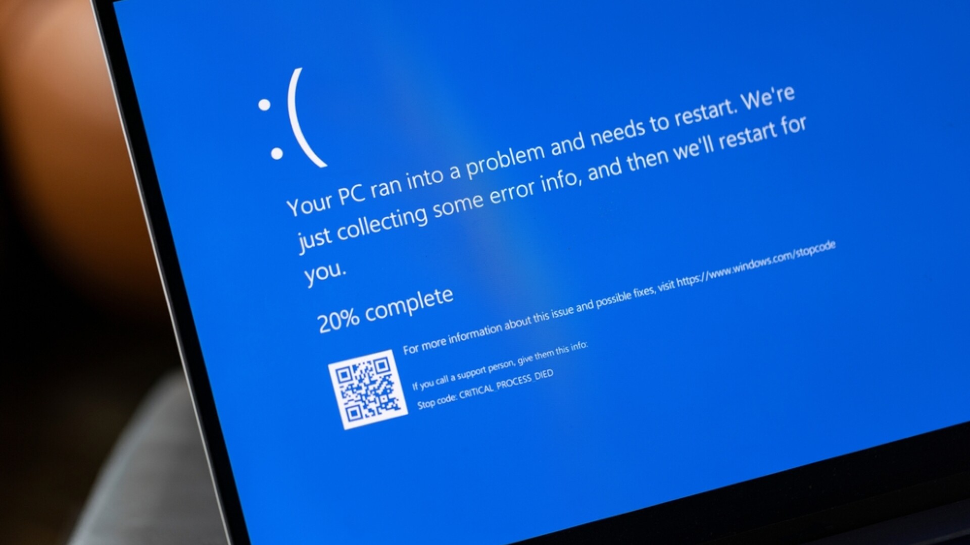 Windows renunță, după aproape 40 de ani, la celebrul ecran albastru afișat la o eroare de sistem, ”Blue Screen of Death”