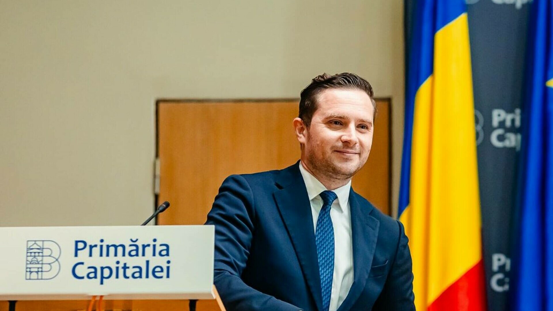 Stelian Bujduveanu: Distribuim apă potabilă bucureştenilor care tranzitează zonele aglomerate din oraş