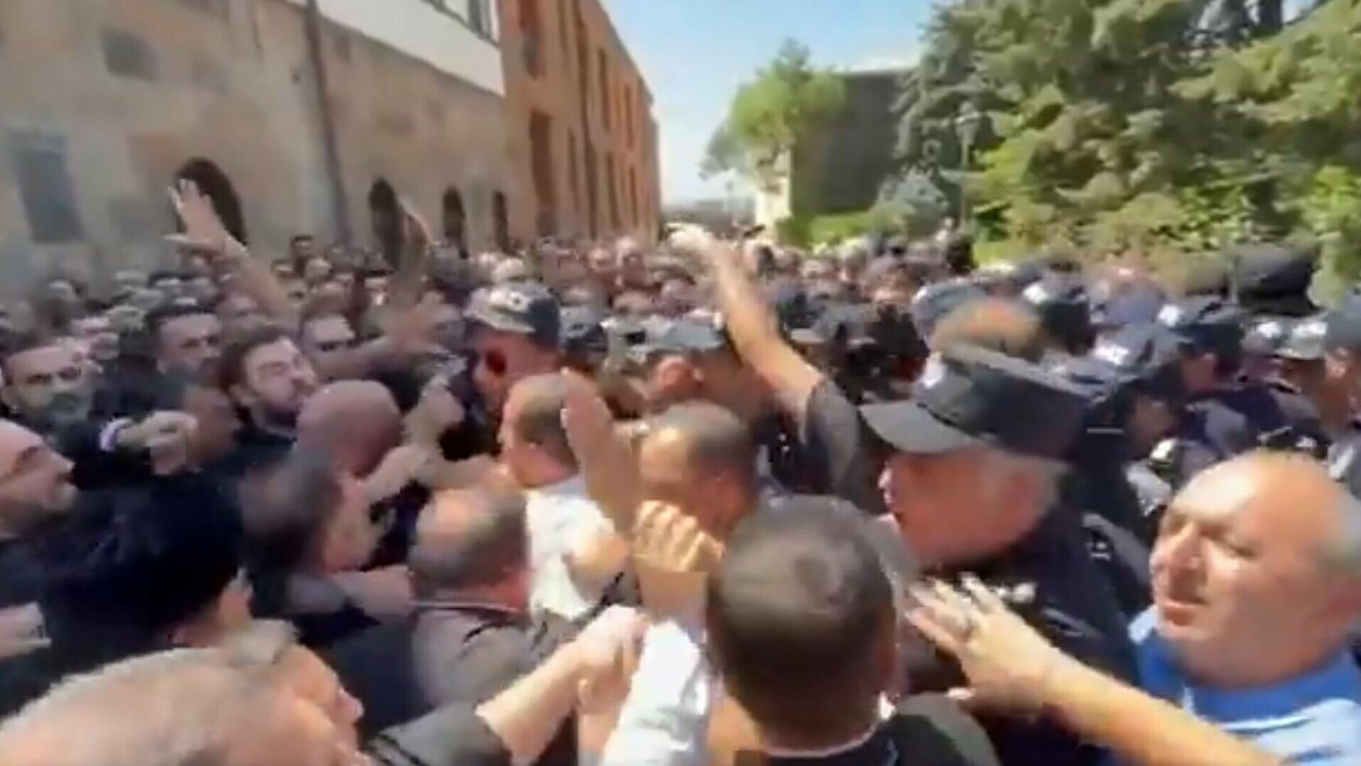 Mai mulți preoți și polițiști din Armenia s-au încăierat în plină stradă. Care a fost motivul disputelor. VIDEO