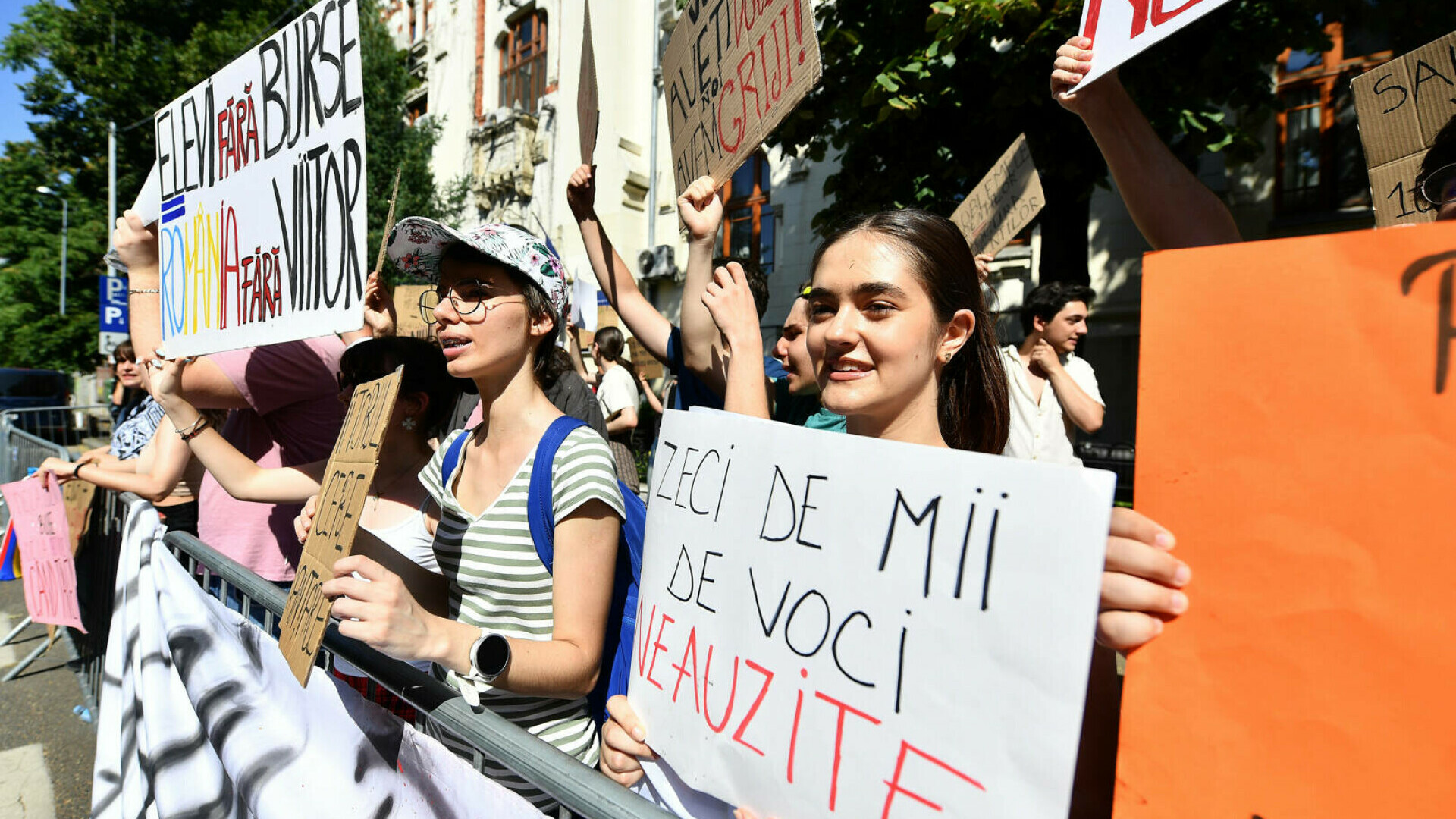 Protestele studenților continuă. Reproșuri la adresa lui Bolojan: „Pentru tine e un număr, pentru mine e chiria”