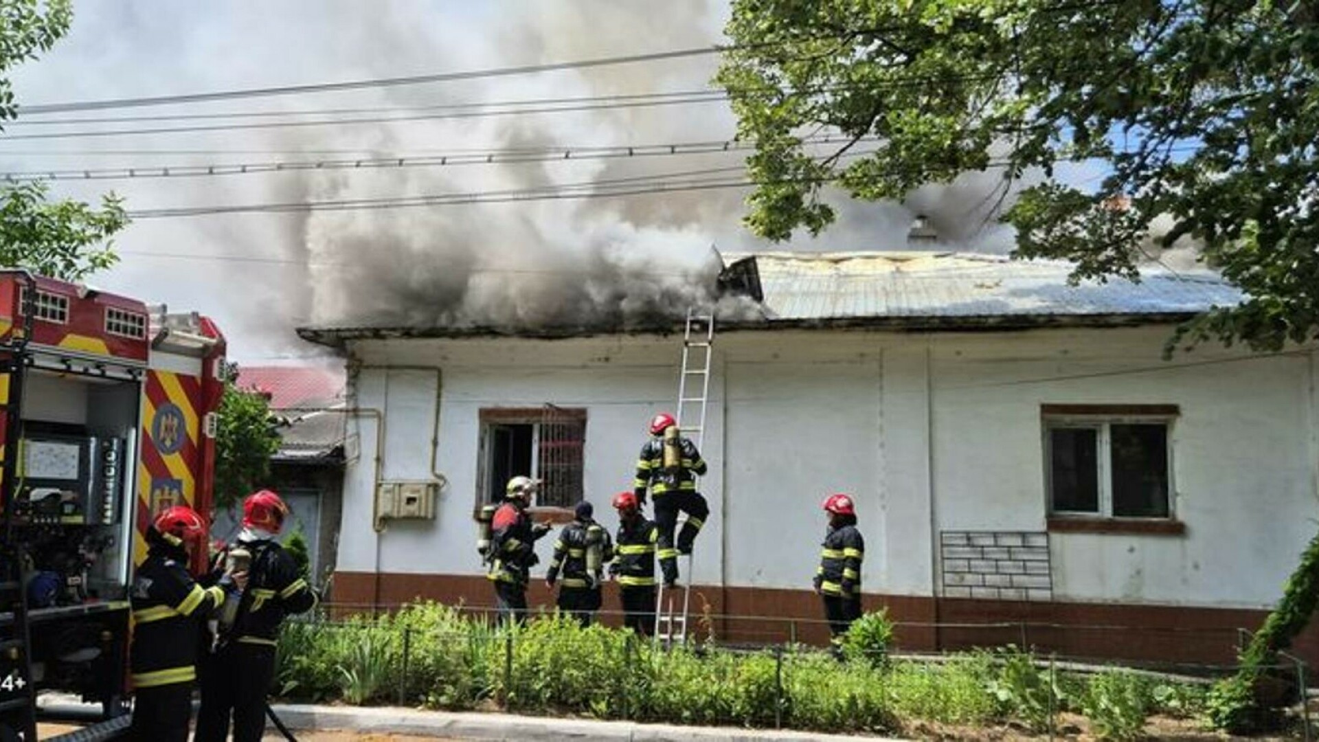 O femei din Galați a murit din cauza unui incendiu care i-a cuprins casa. Pompierii au intervenit cu cinci autospeciale