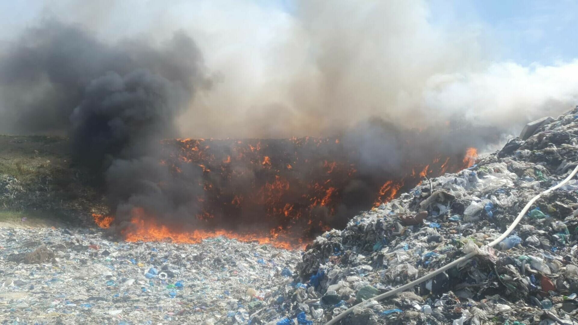 Încă un incendiu la o groapă de gunoi din Bistrița-Năsăud. Pompierii se luptă cu flăcările uriașe