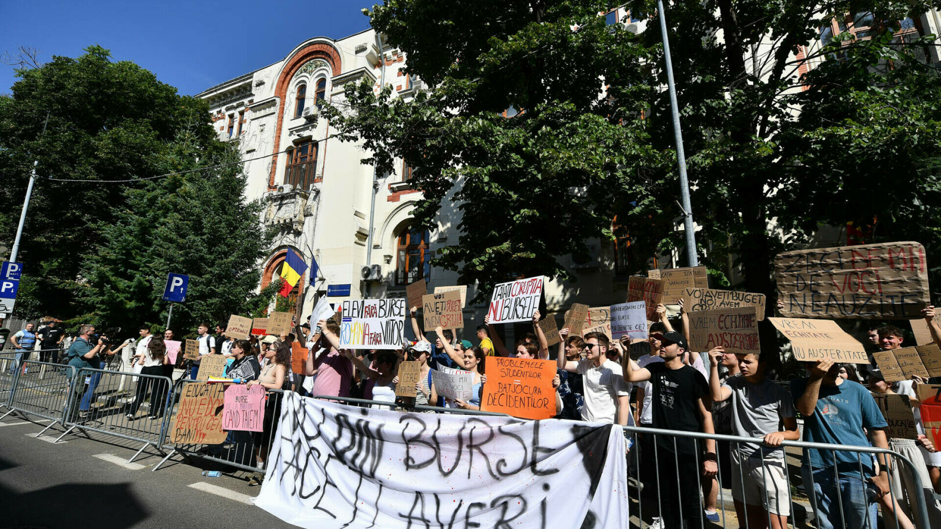 A treia zi de proteste ale studenților. Ministrul Educației le-a transmis tinerilor un mesaj clar: „Hai să le ducem la merit”