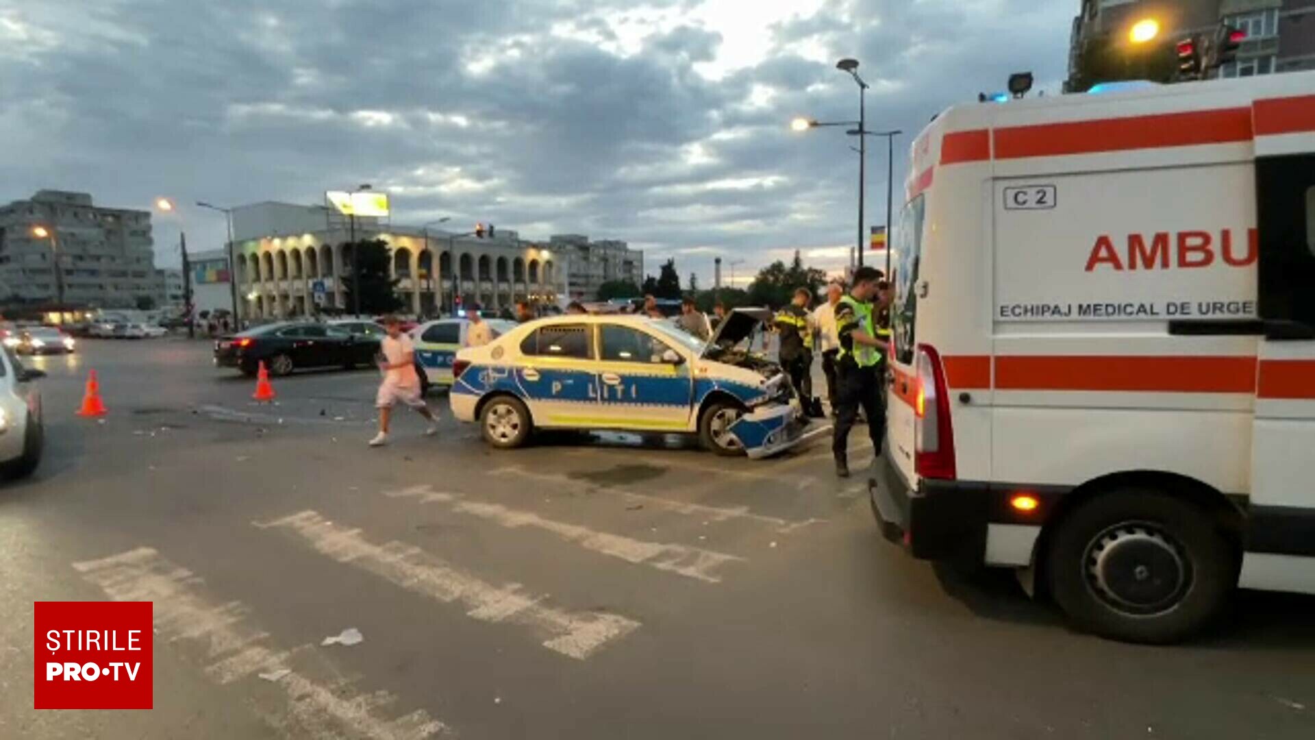 O șoferiță din Constanța a fost rănită după ce a intrat într-o mașină de poliție aflată în misiune. Mașina ei s-a răsturnat