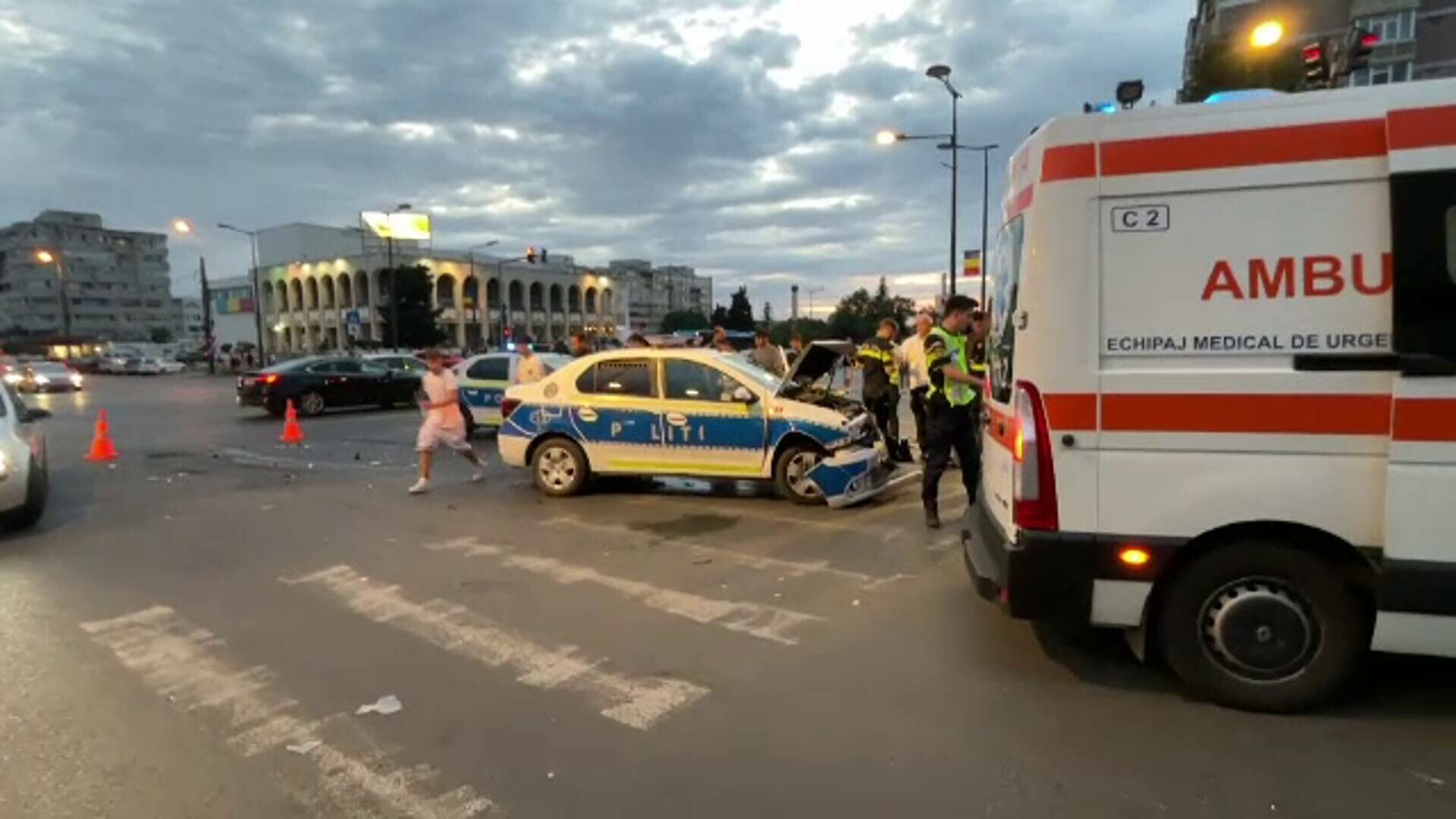 O șoferiță din Constanța a fost rănită după ce a intrat într-o mașină de poliție aflată în misiune. Mașina ei s-a răsturnat