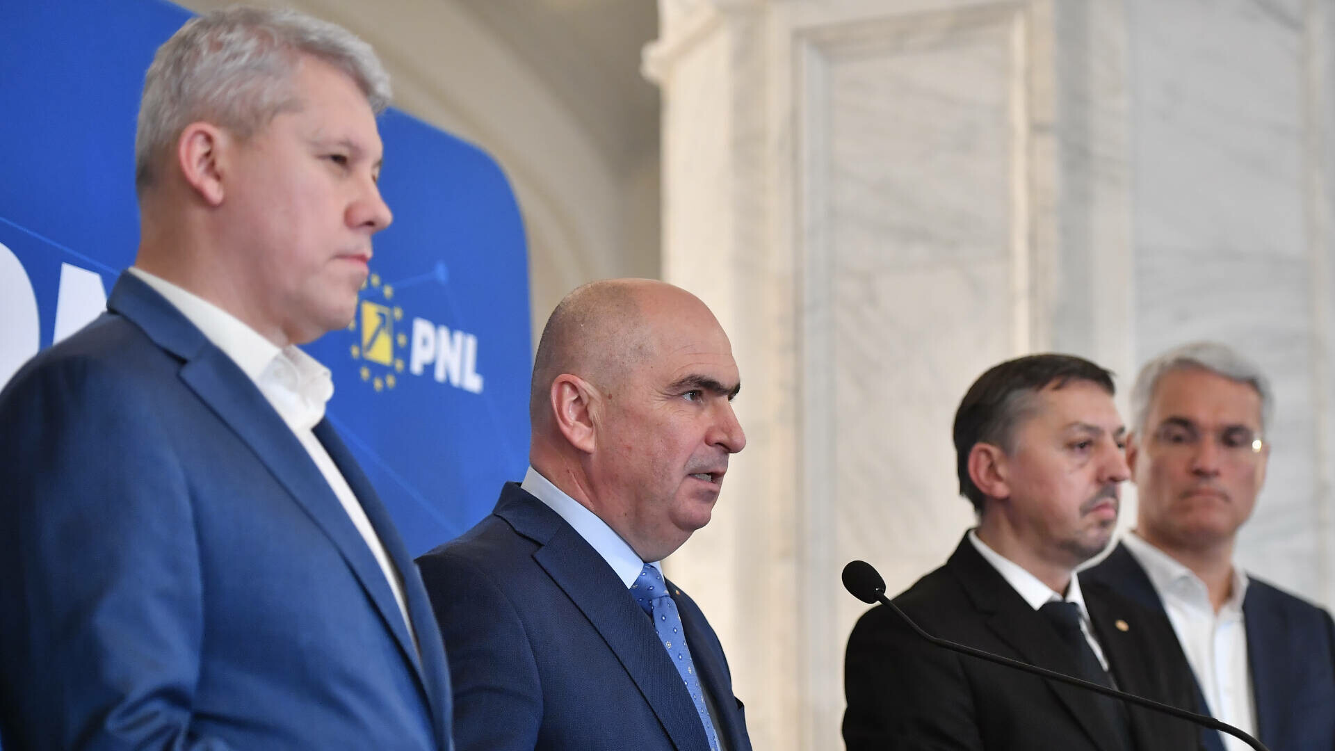 Ședința „tăierii” începe la 16. Guvernul Bolojan are pe ordinea de zi eliminarea „sporului pentru condiții vătămătoare”