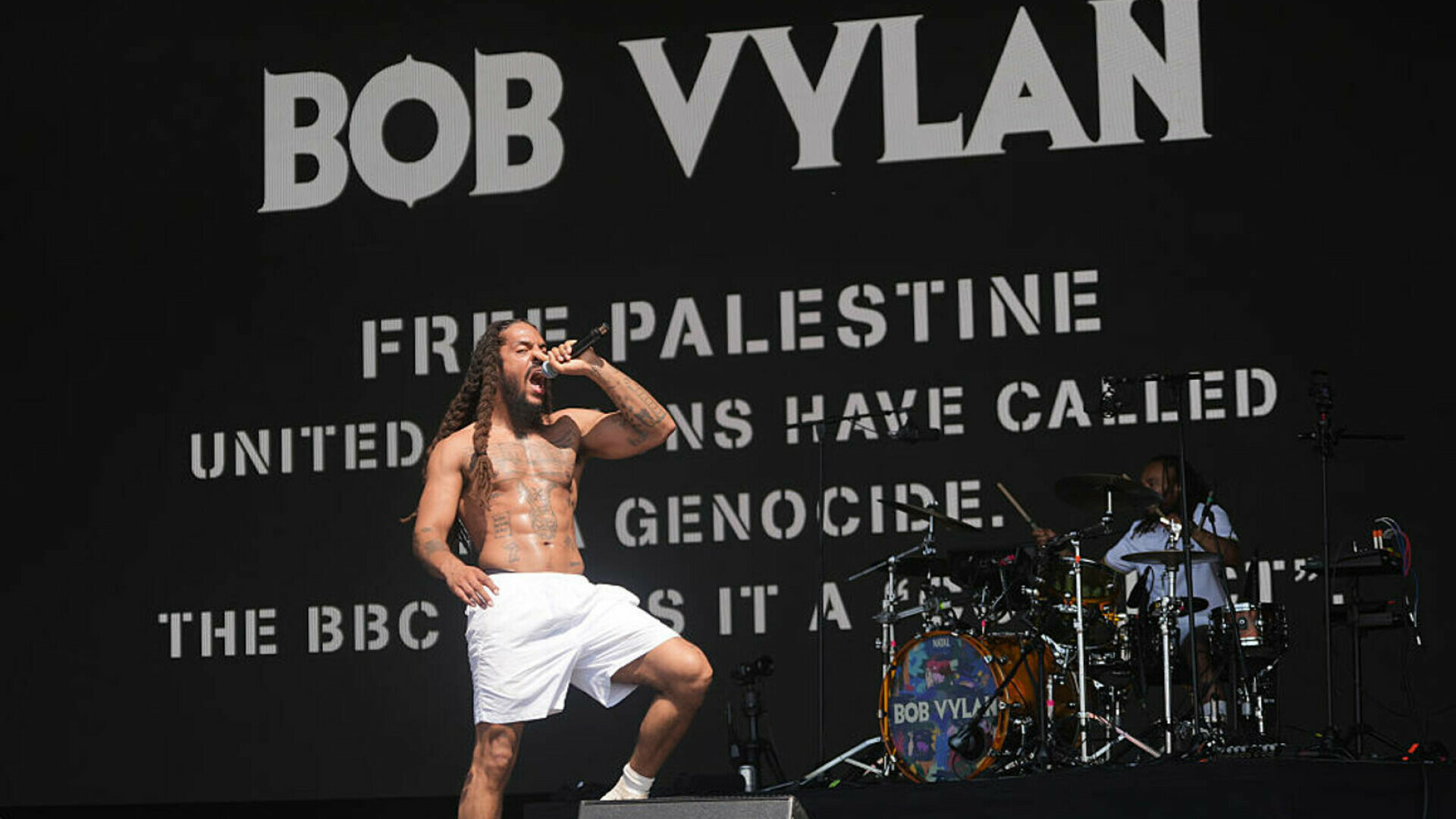 Scandal uriaș după concertul trupei Bob Vylan de la Festivalul Glastonbury. Ce mesaj a fost transmis publicului