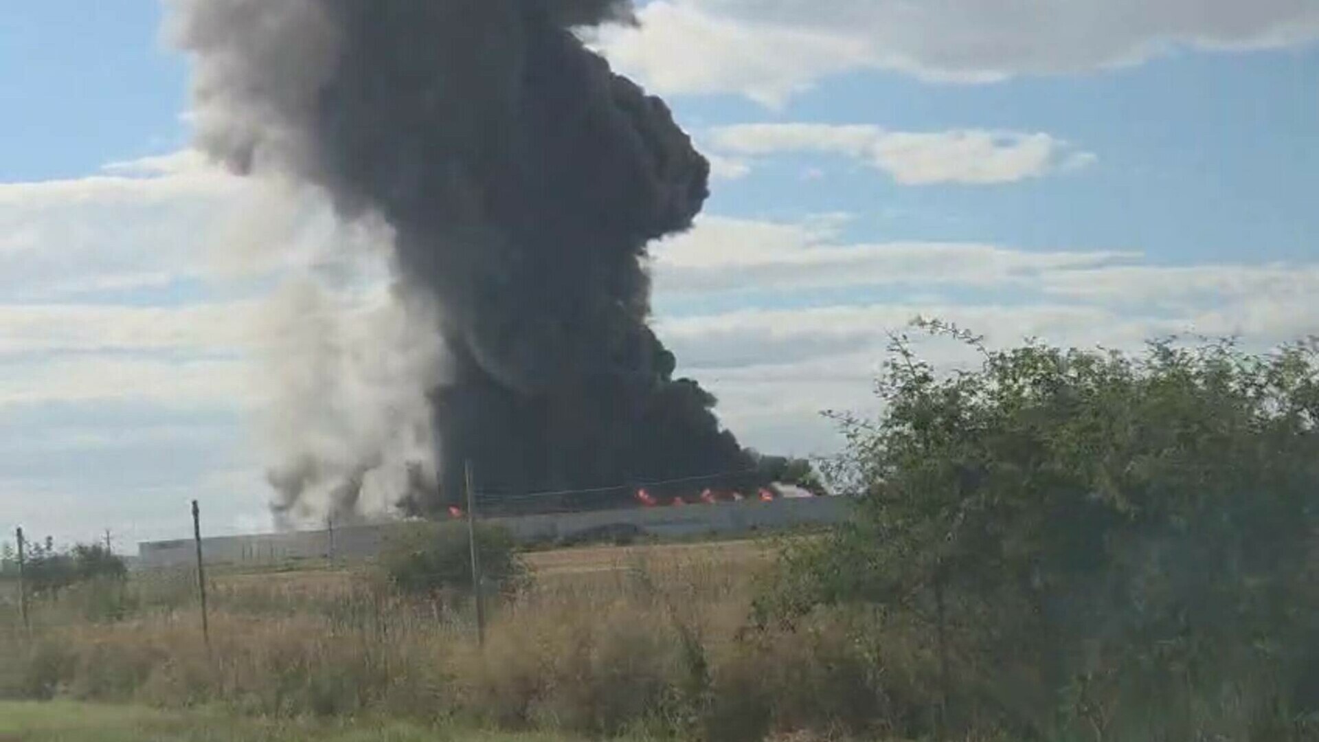 Incendiu violent la un depozit de pe A1, lângă București. A fost emis un mesaj RO-Alert pentru mai multe localități