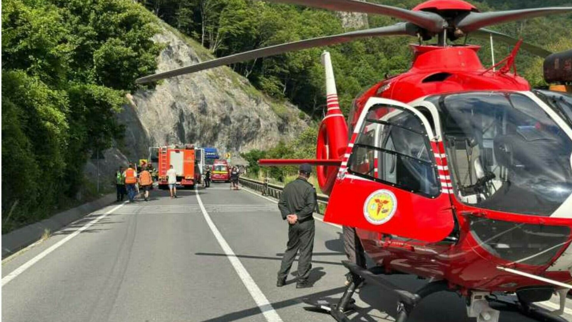 O femeie a decedat în accidentul teribil de pe DN 15, iar o altă victimă a fost preluată de elicopterul SMURD. FOTO