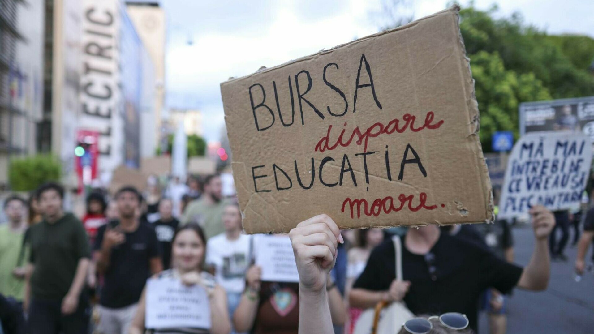 Sute de elevi și studenți au protestat în Piața Victoriei împotriva reducerii burselor. „Nu ne vindeți viitorul"