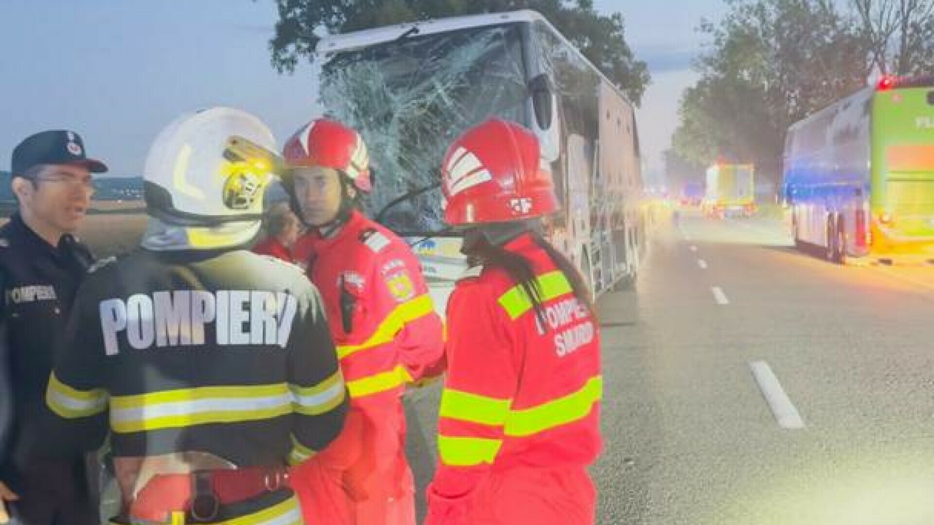 Încă un accident grav pe „Drumul morții”. Un autocar cu 60 de oameni s-a ciocnit cu un microbuz