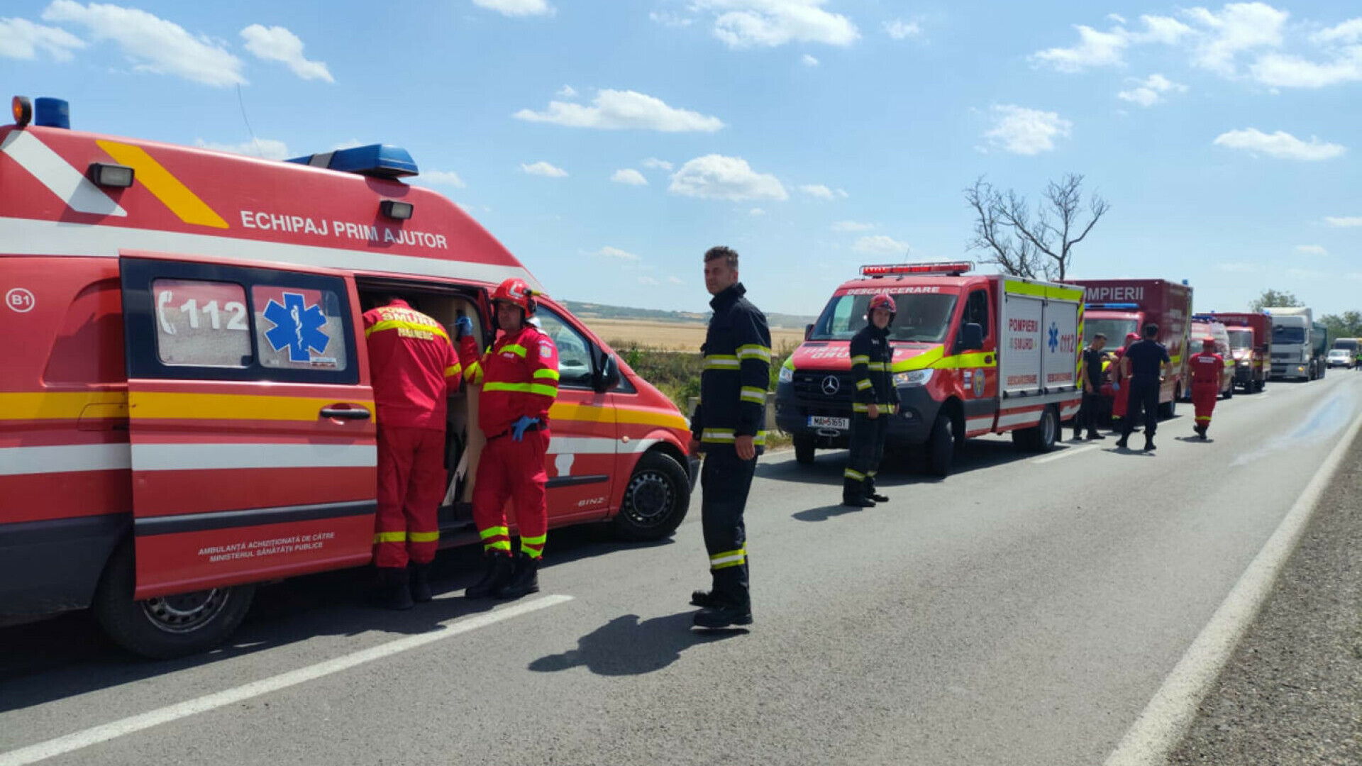 Accident între două microbuze şi un autoturism, în Bihor. Planul Roşu de Intervenţie a fost activat