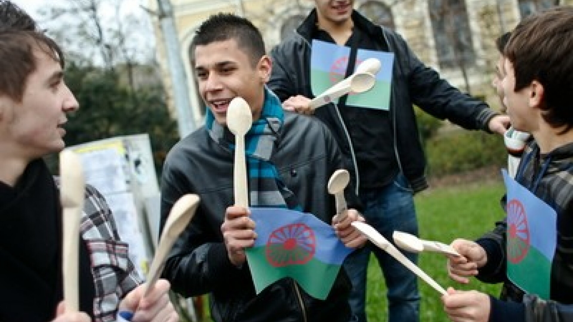 Reprezentanti ai unor ONG-uri care militeaza pentru drepturile romilor