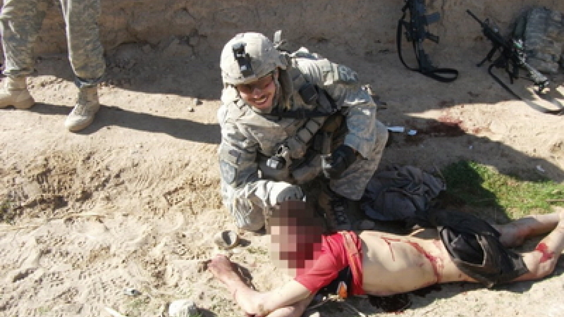 Soldat american care pozeaza alaturi de cadavrul unui afgan civil