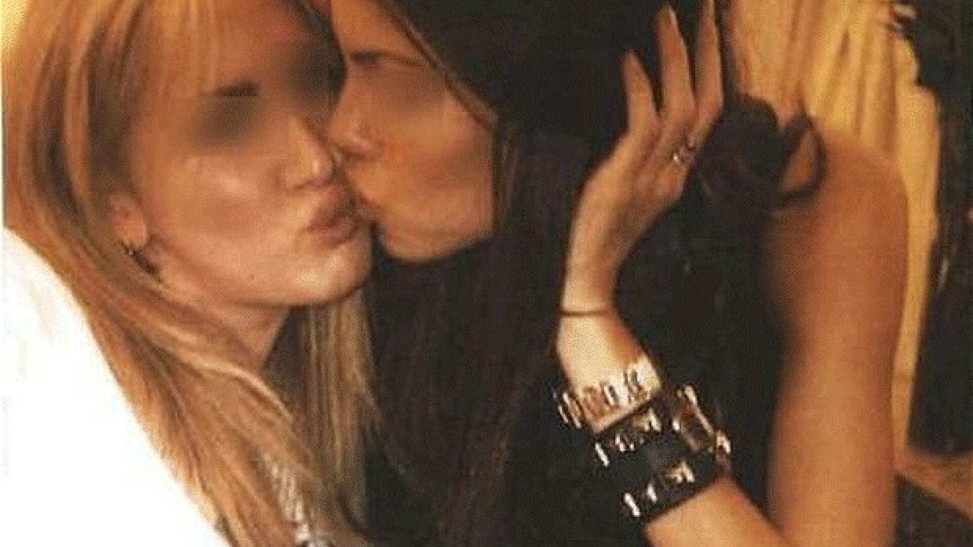 Femei care se saruta, la petrecerile lui Silvio Berlusconi