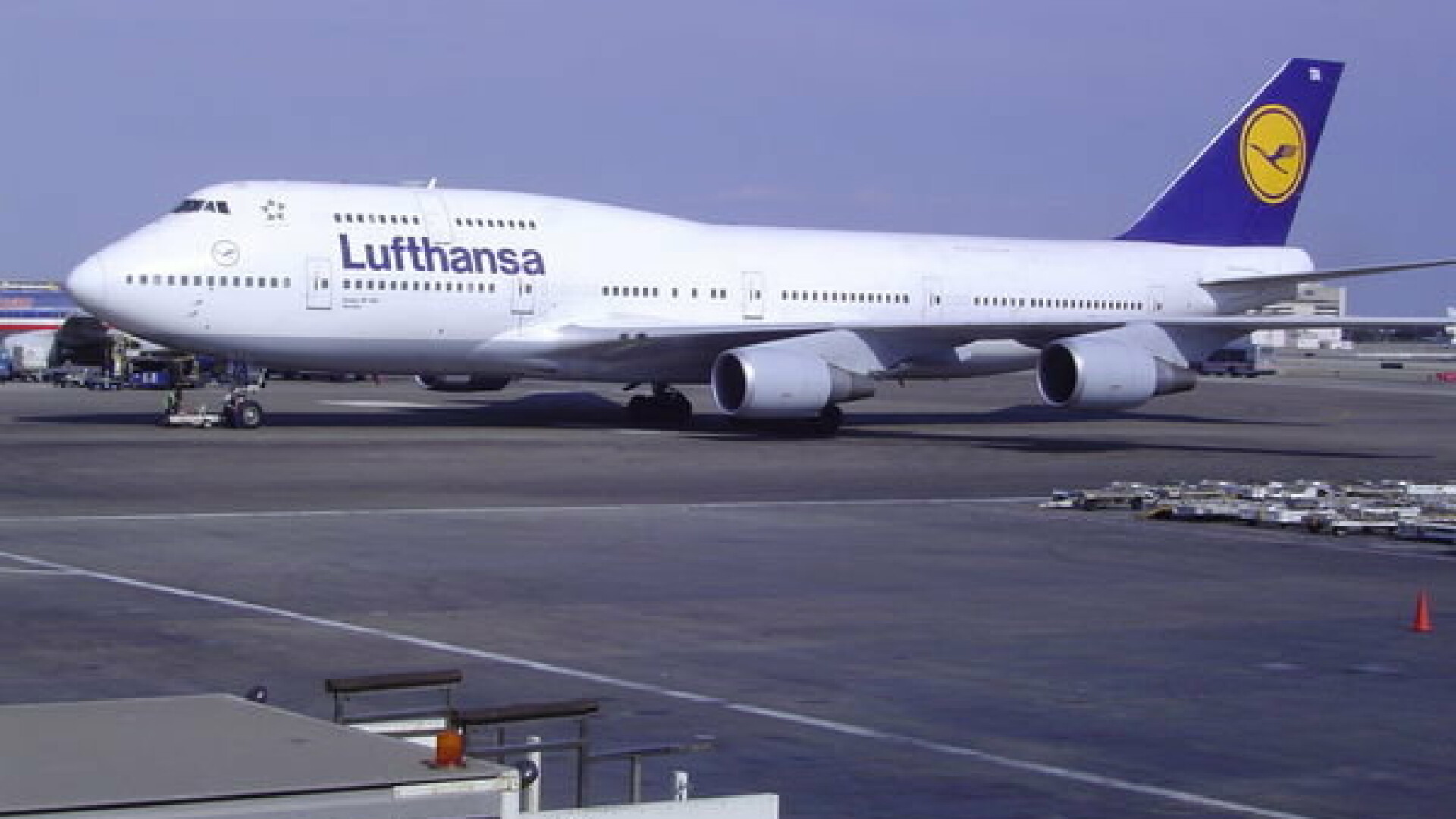 Avion Lufthansa pe aeroport