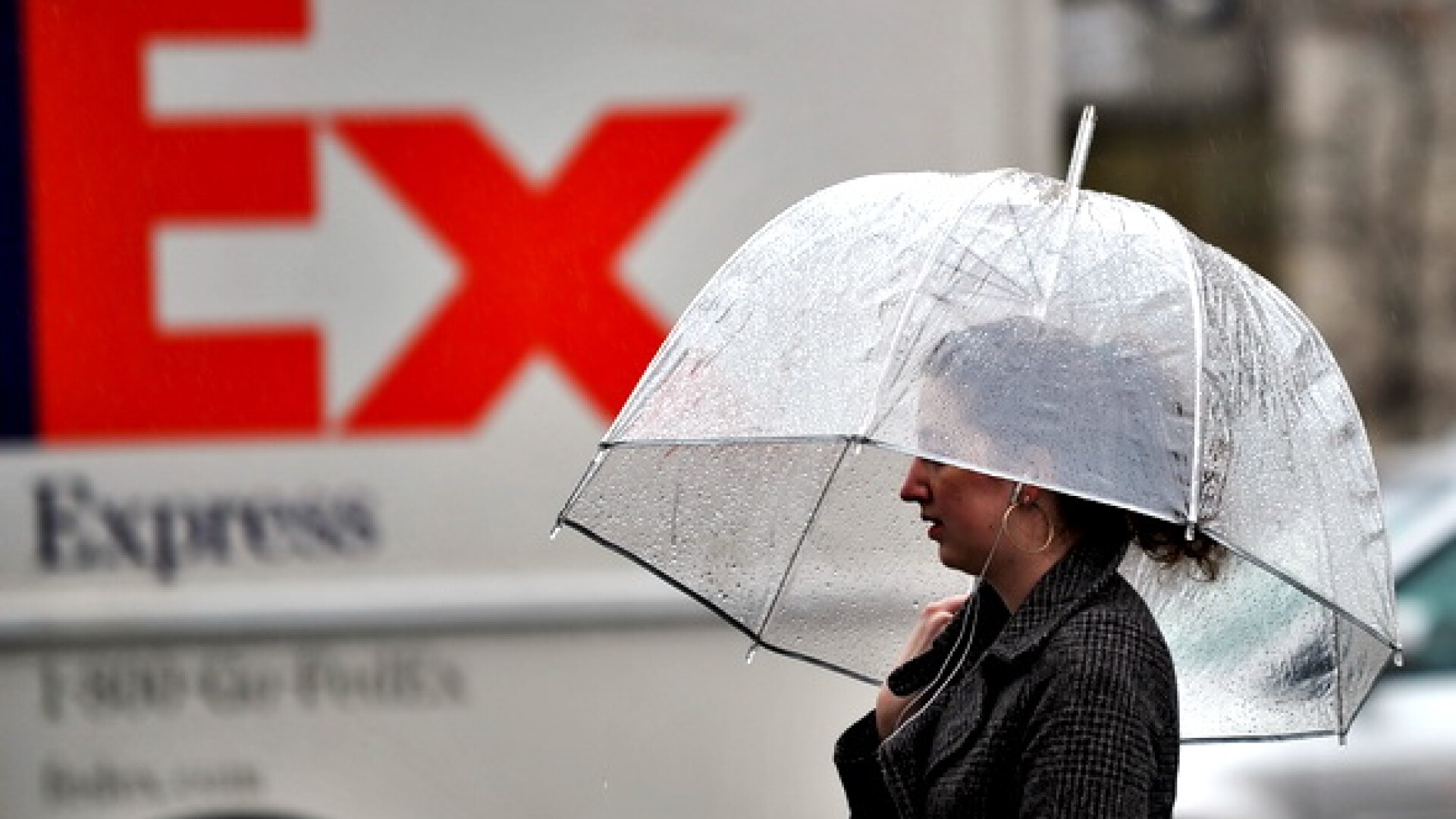 ploaie, femeie cu umbrela