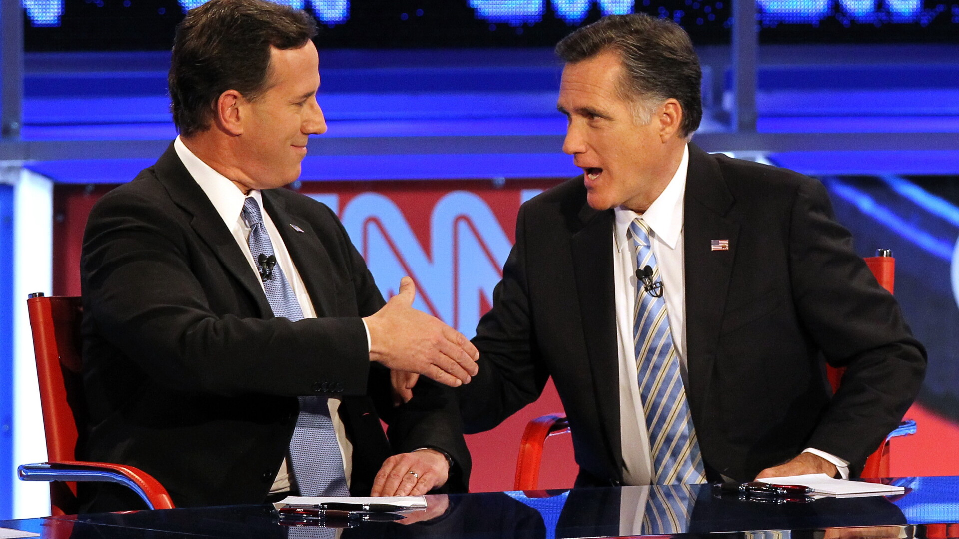 Rick Santorum (stanga) si Mitt Romney