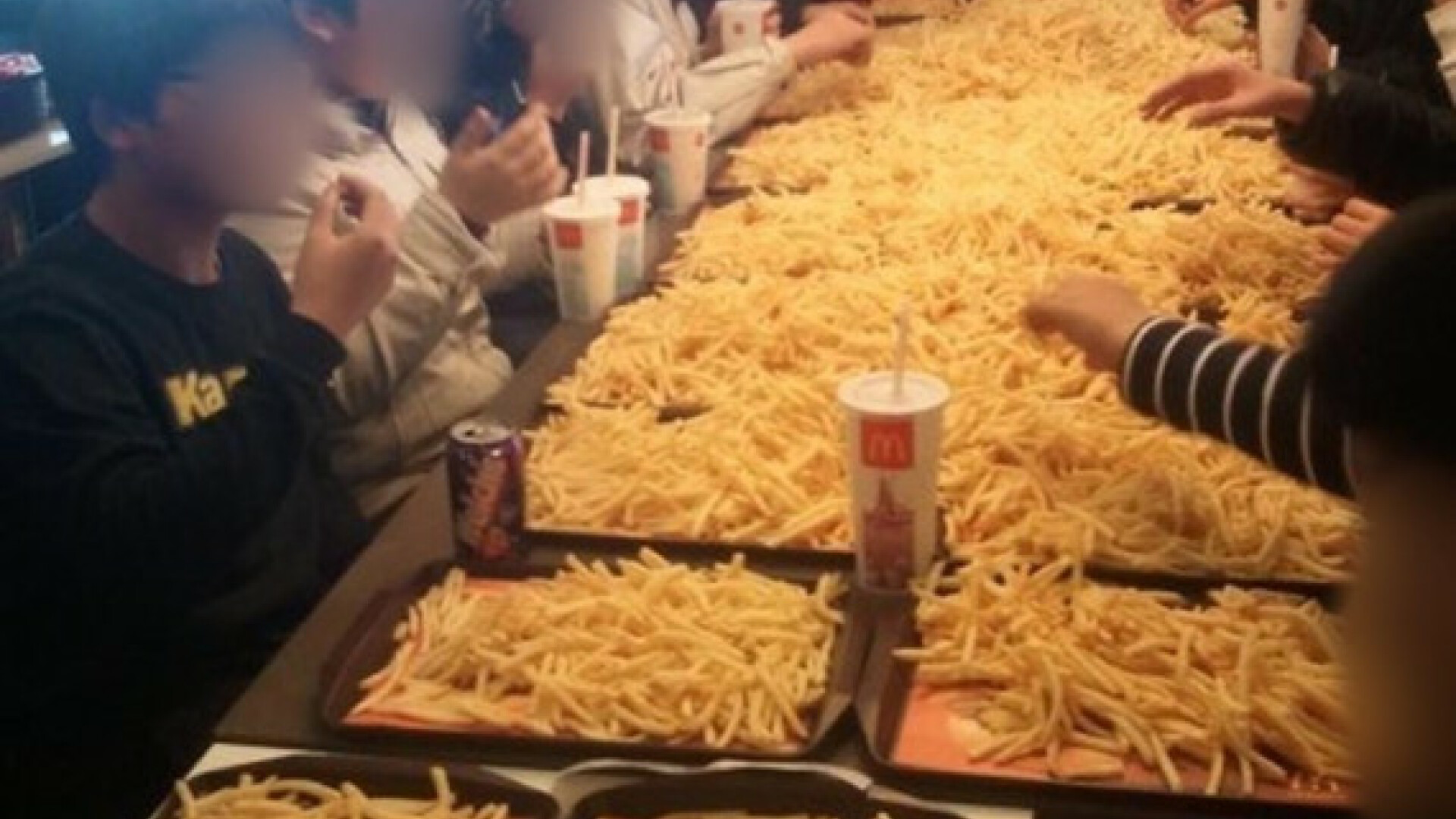 copii mananca multi cartofi prajiti la McDonald's