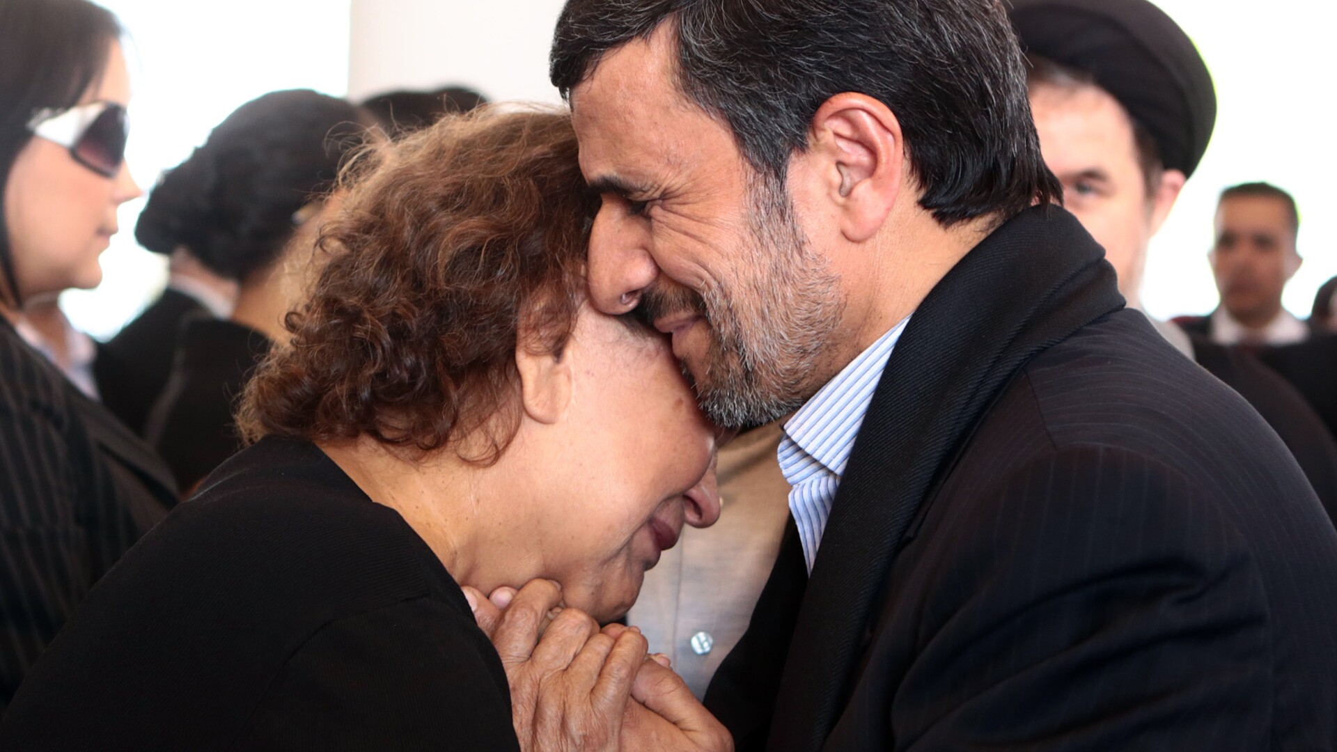 Mahmoud Ahmadinejad, Elena Frias (mama lui Hugo Chavez)
