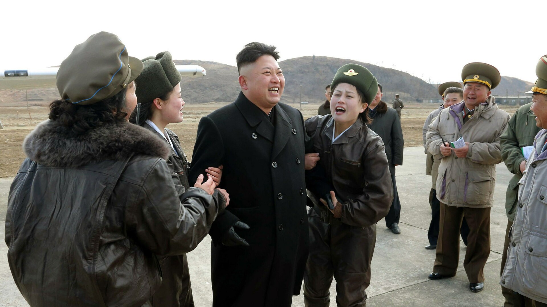 Kim Jong-Un, asaltat de admiratoare in timpul unei vizite la o baza militara