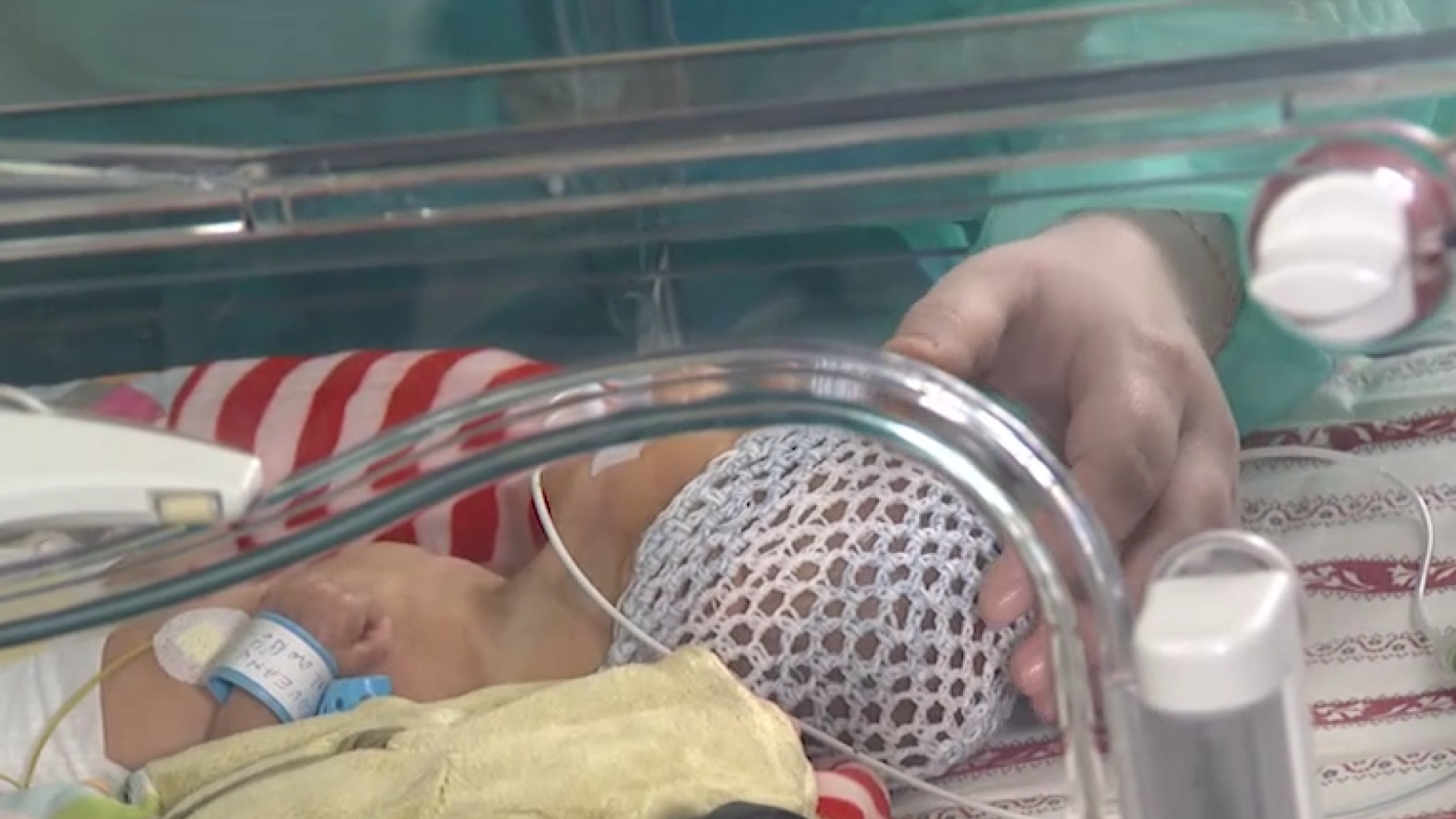 Bebelus in incubator