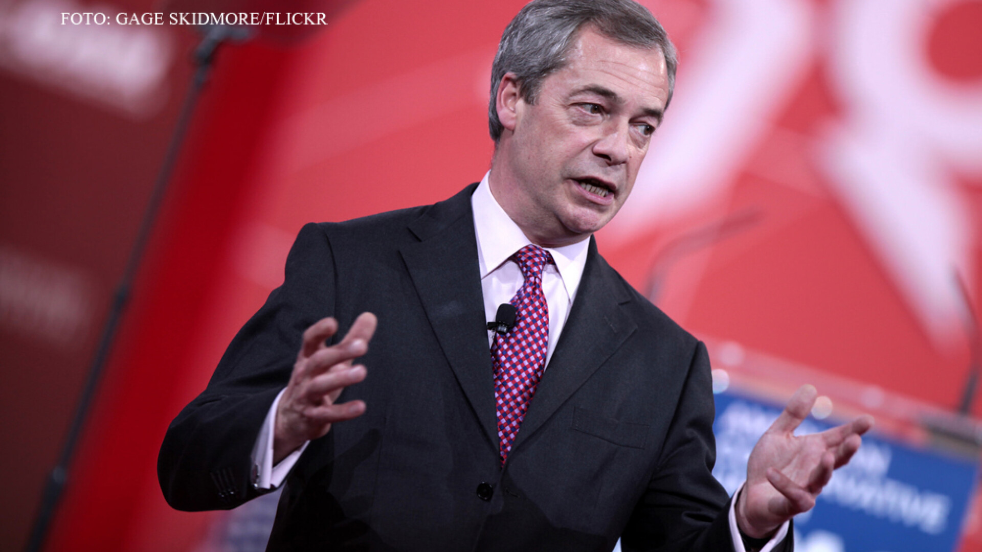 Nigel Farage tinand un discurs