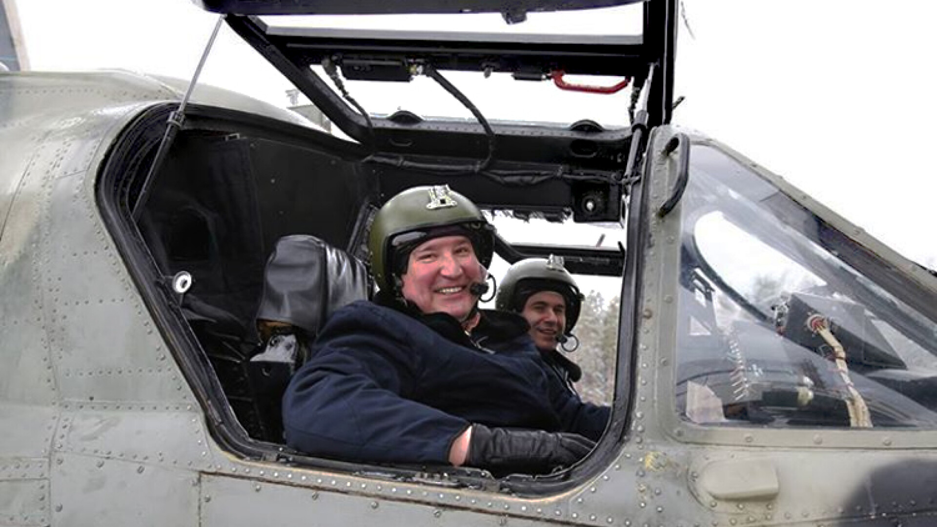 Dimitri Rogozin imbracat in pilot