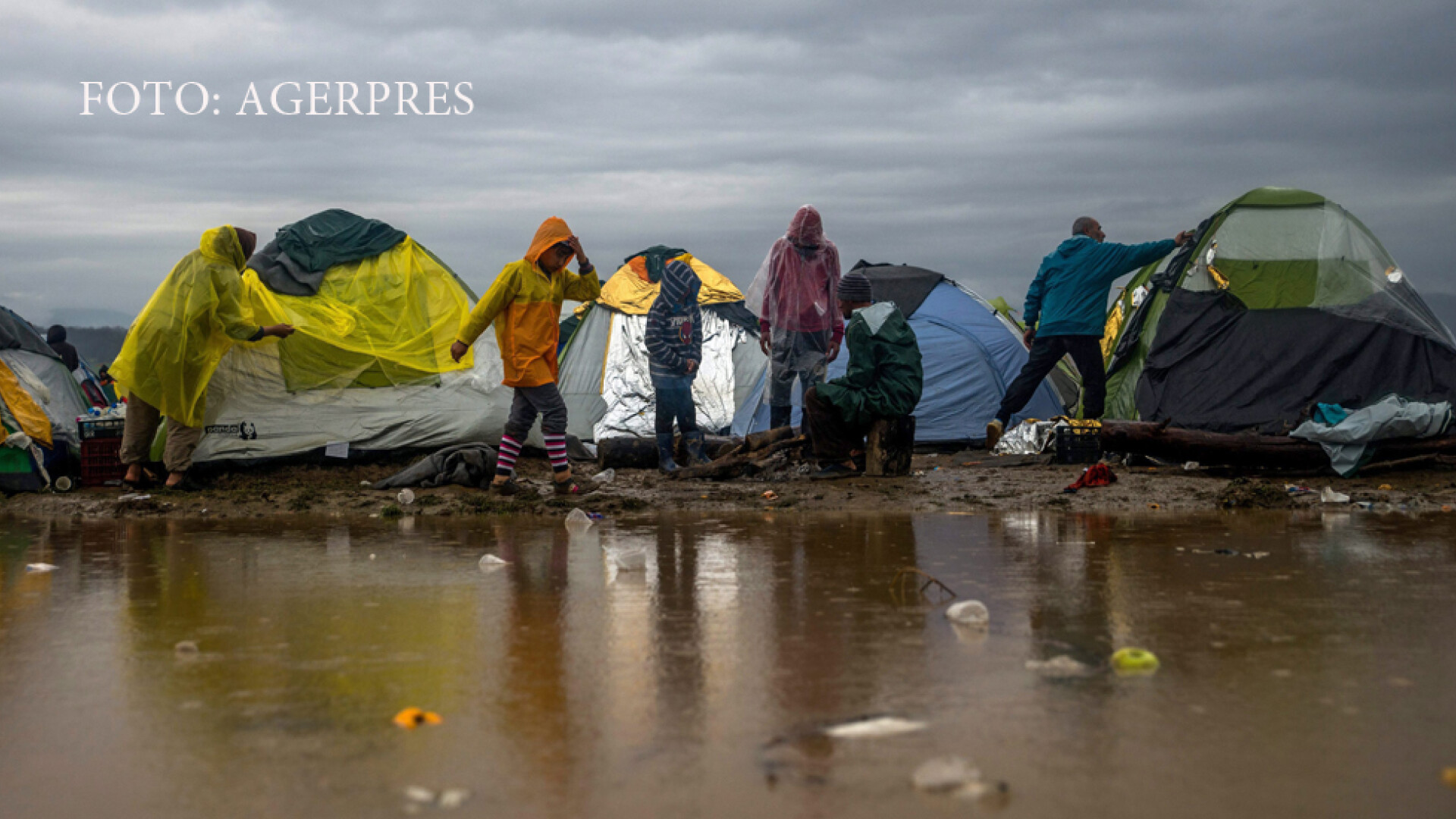 tabara de refugiati in ploaie in Grecia