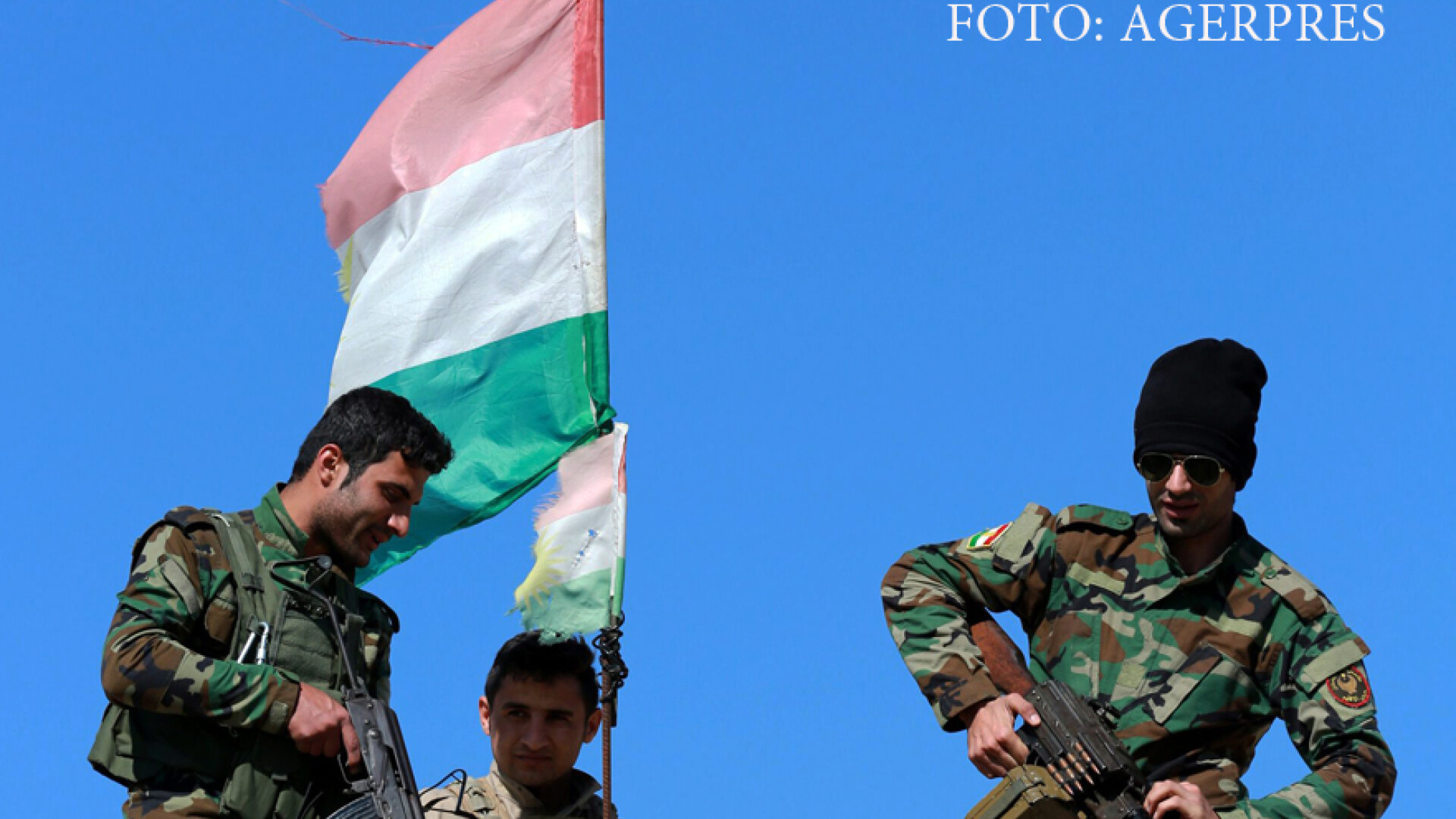 soldati Peshmerga ridicand steagul kurd