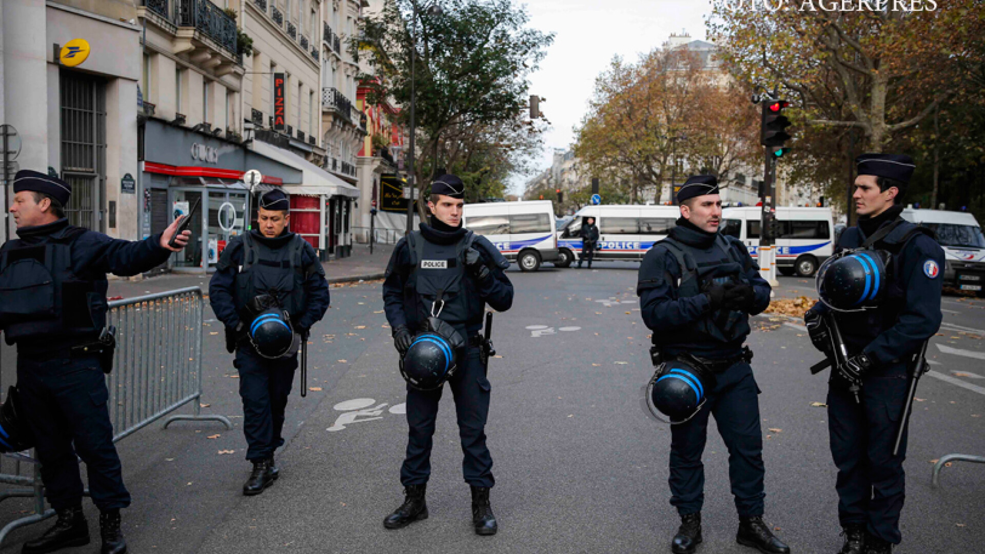 politisti francezi in fata la Bataclan