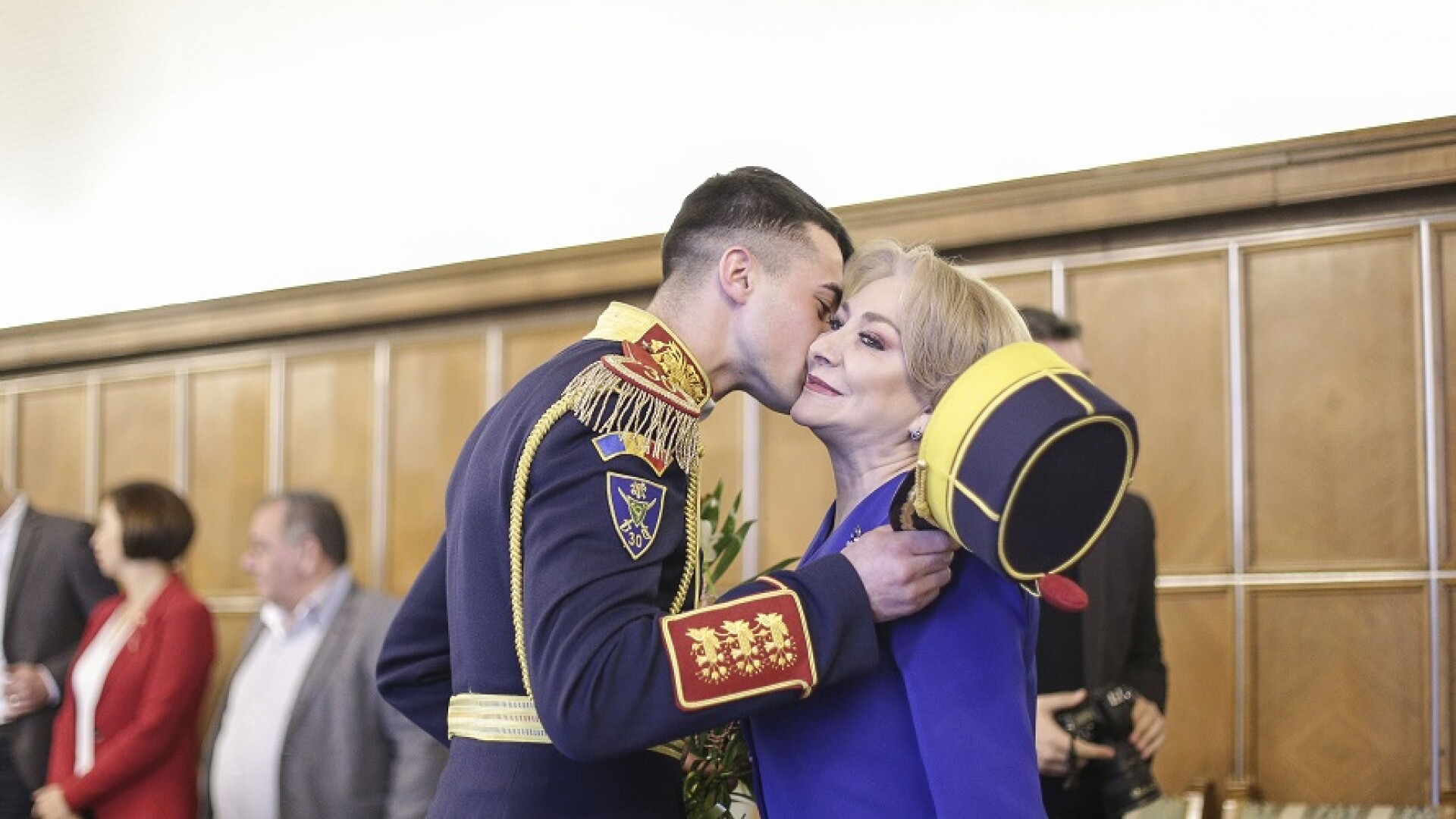 Viorica Dancila sarutata de un militar din garda