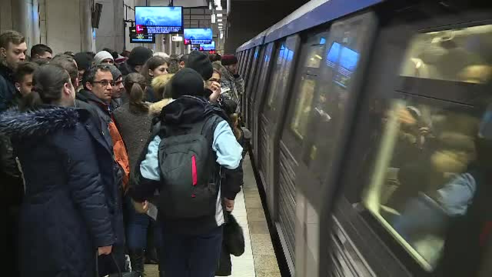 De ce este tot mai aglomerat metroul din Bucureşti. Situaţia se va agrava