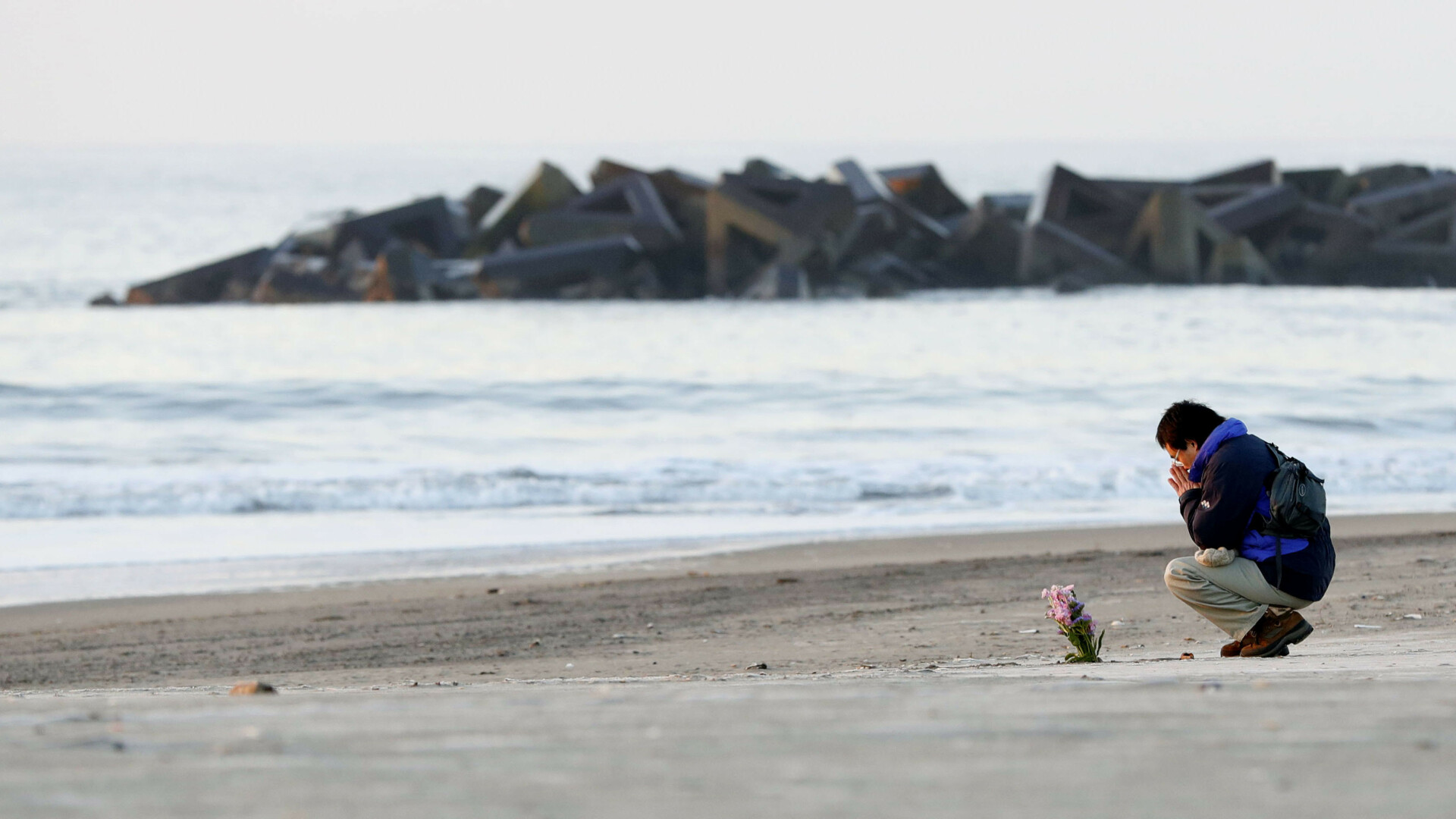 7 ani de la tsunamiul devastator din Japonia. Oamenii depun flori pe plajă, în memoria victimelor