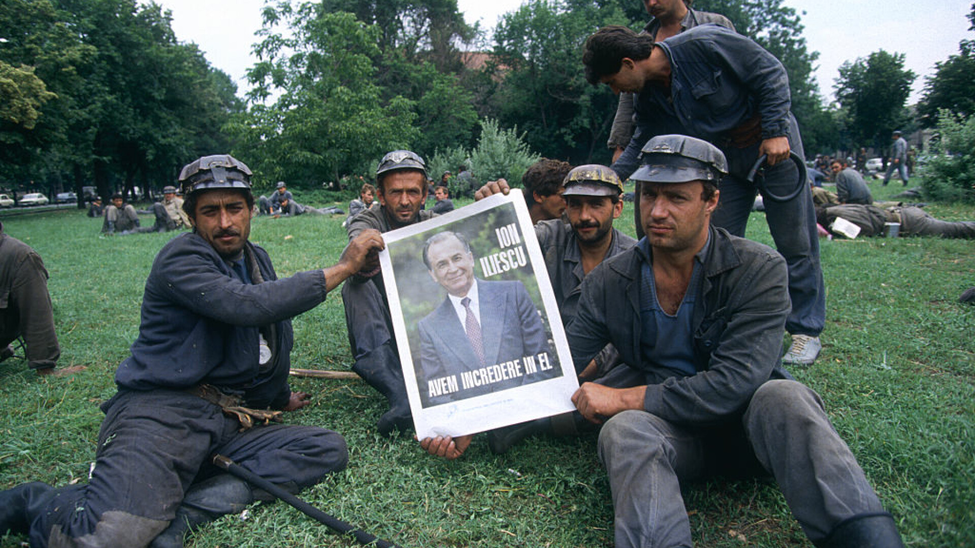 mineriada din 1990, mineri cu poza lui Ion Iliescu