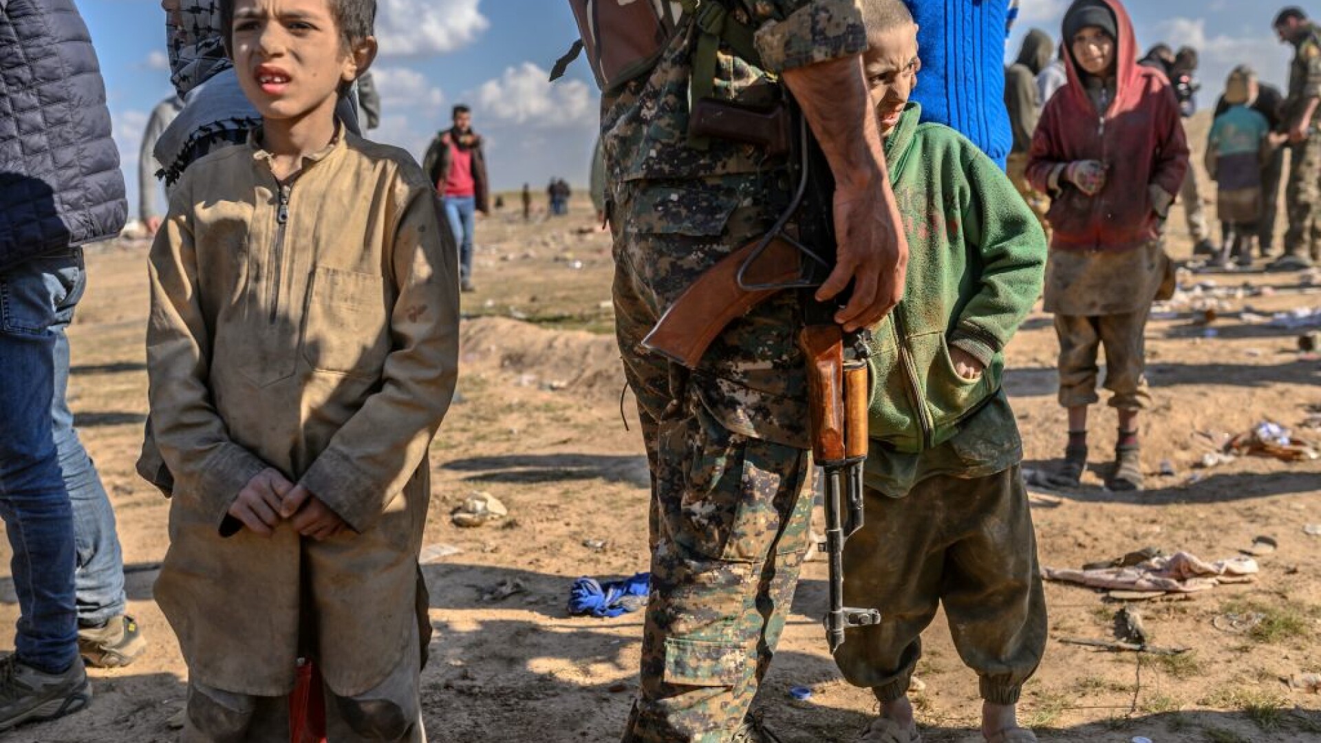 Ultimii jihadişti ISIS, printre care copii şi invalizi, dau bătălia finală