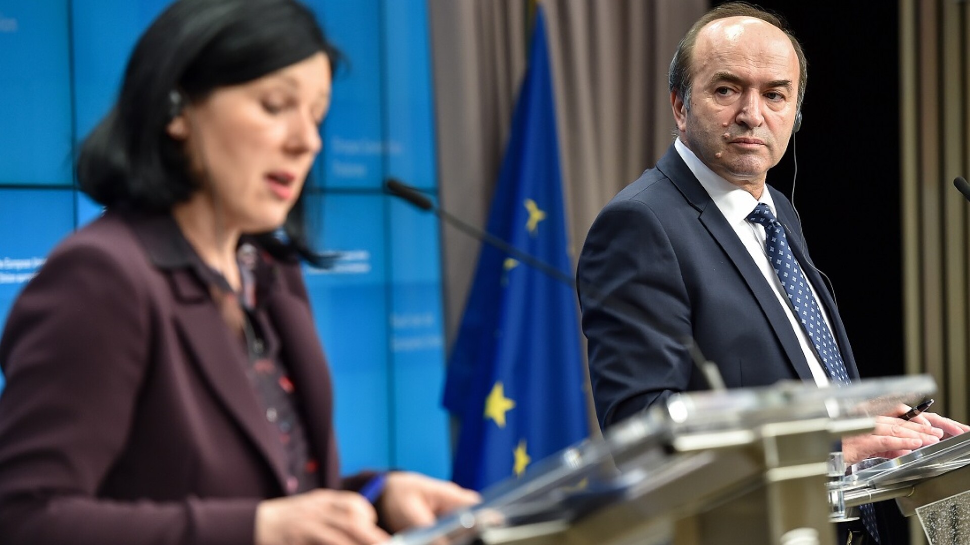 Vera Jourova, comisarul european pentru justitie, protectia consumatorului si egalitate de gen, si Tudorel Toader, ministrul Justitiei, sustin o conferinta comuna de presa