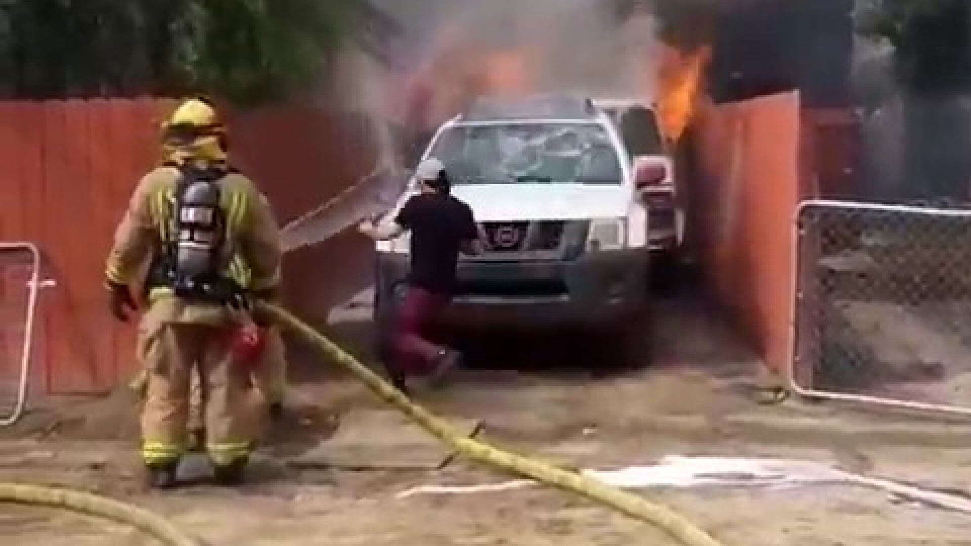 Momentul în care un bărbat se aruncă într-o casă în flăcări pentru a-și salva câinele - 3