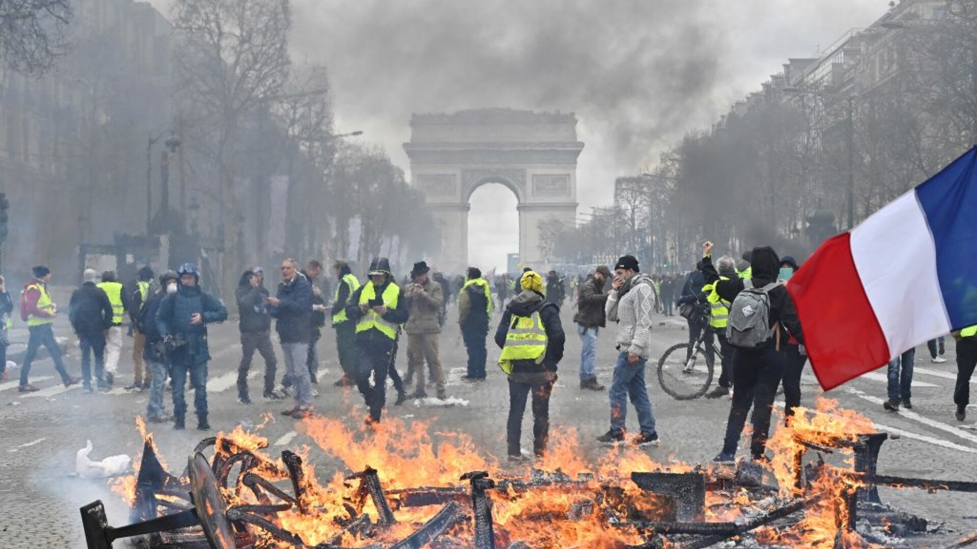 Scene de război în Paris, la un nou protest al „vestelor galbene”