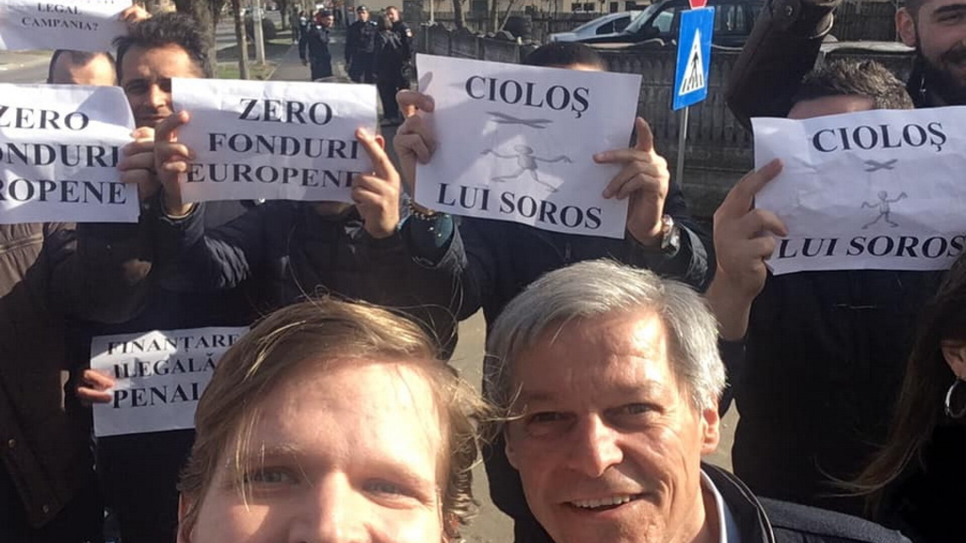 Dacian Cioloș. selfie cu susținătorii lui Dragnea