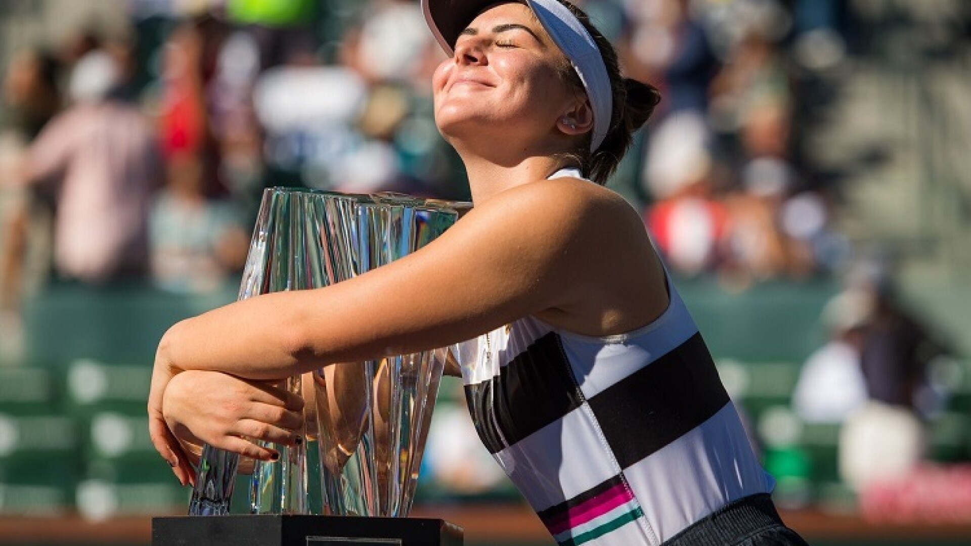 Bianca Andreescu ţine trofeul de la Indian Wells