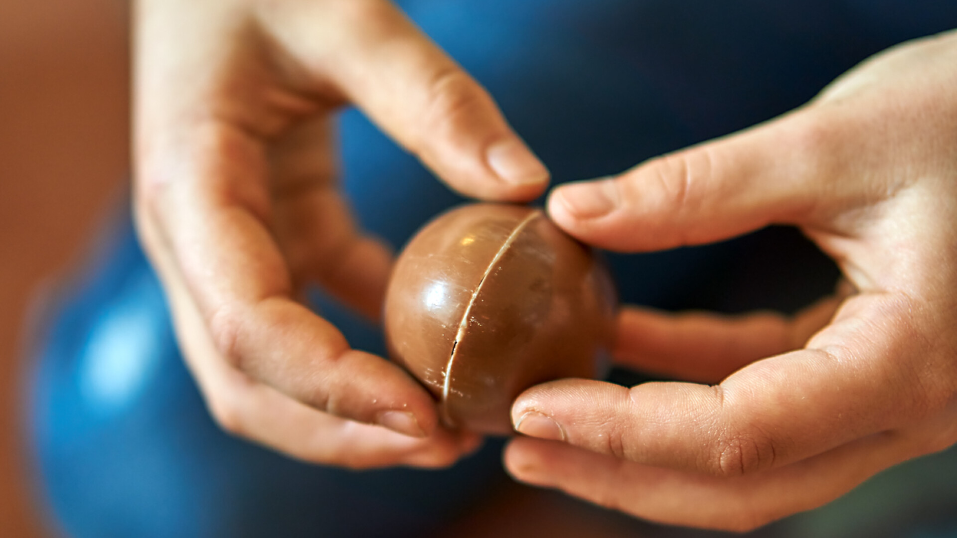 Ce a găsit o mamă într-un ou de ciocolată