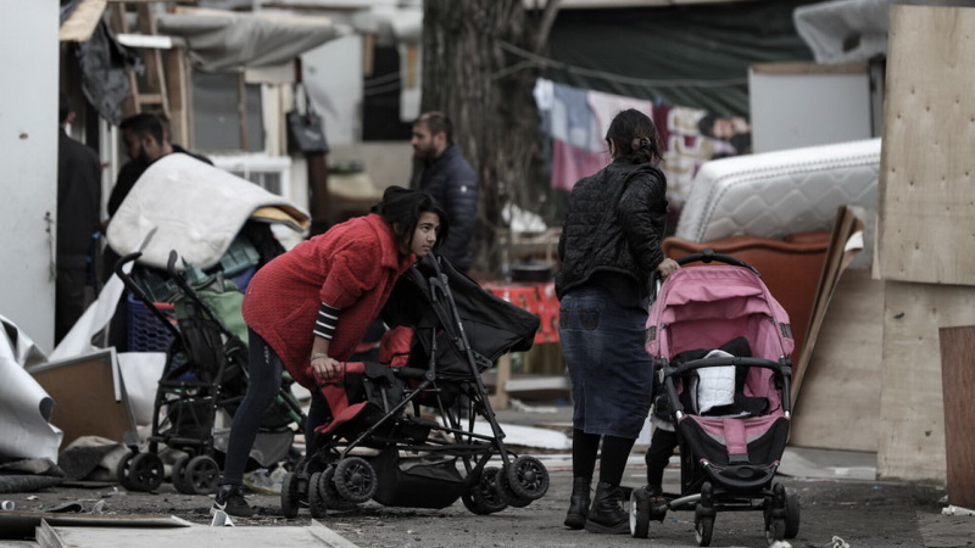 12 persoane, judecate după atacarea unor romi, la Paris