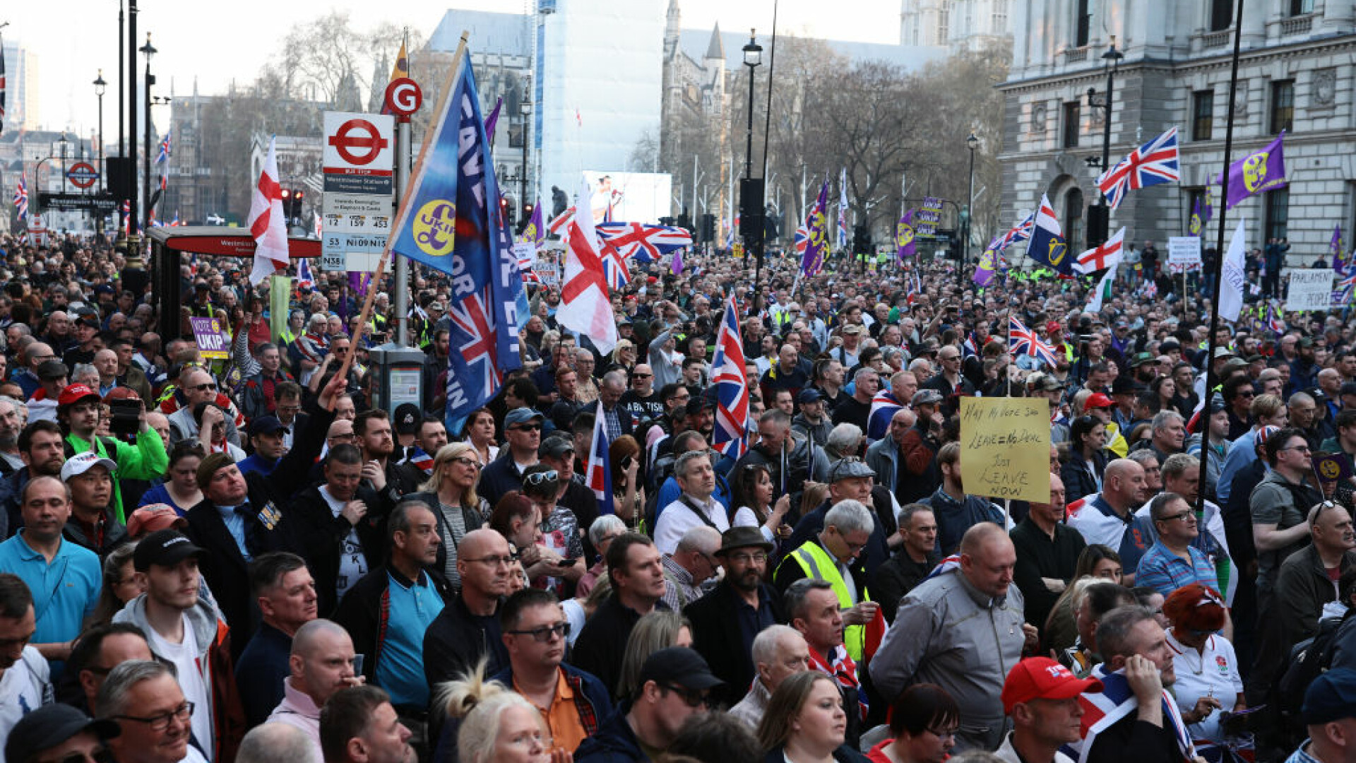 Mii de susținători ai Brexit au protestat după votul negativ din Parlament